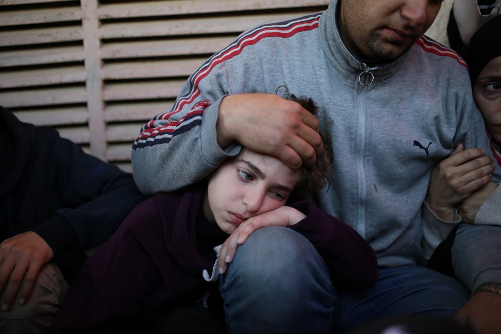 The son of Al Jazeera journalist Mohammad Wishah, who was killed in an Israeli strike, mourns during his funeral at the Al-Aqsa Martyrs Hospital in Deir al-Balah in the central Gaza Strip, on April 9, 2026. Al Jazeera reported on April 8 that one of its journalists, Mohammed Wishah, was killed when an Israeli drone strike targeted his car in Gaza. Al Jazeera correspondent Mohammed Wishah was martyred in the Gaza Strip after an Israeli drone targeted his car, the channel said. (Photo by Eyad Baba / AFP)