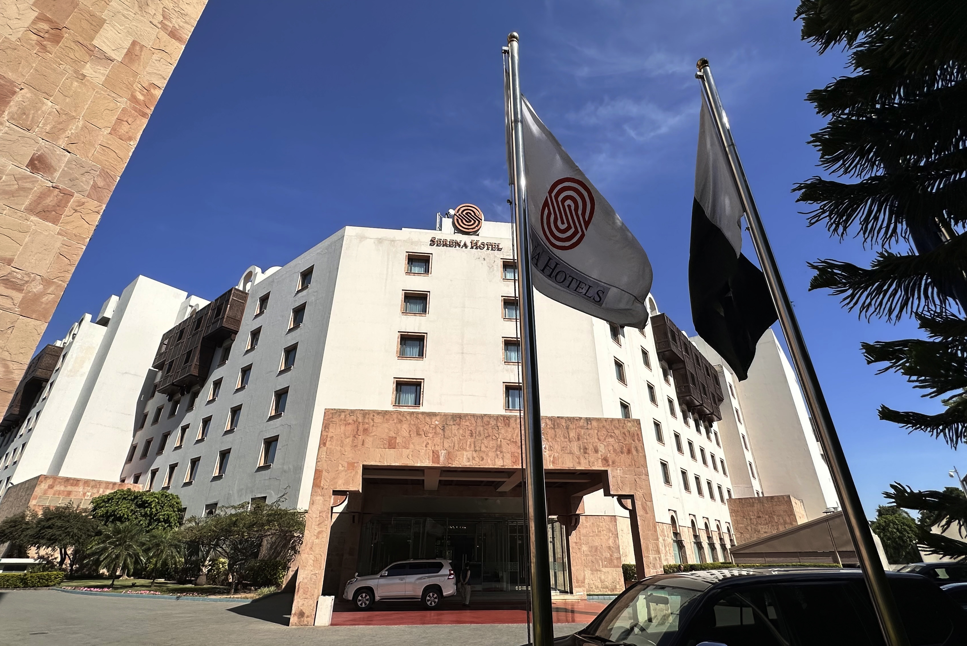 epa12891925 The entrance of the Serena Hotel, which previously hosted Iran-US peace talks in Islamabad, Pakistan, 15 April 2026. Regional mediators continue efforts to extend the US-Iran ceasefire after talks in Islamabad ended without agreement on 11 April, while Pakistani Prime Minister Sharif begins visits to Saudi Arabia, Qatar, and Turkey as diplomatic discussions proceed. According to Iranian officials, members of the US and Iranian delegation could return to Pakistan to resume negotiations. EPA/SOHAIL SHAHZAD