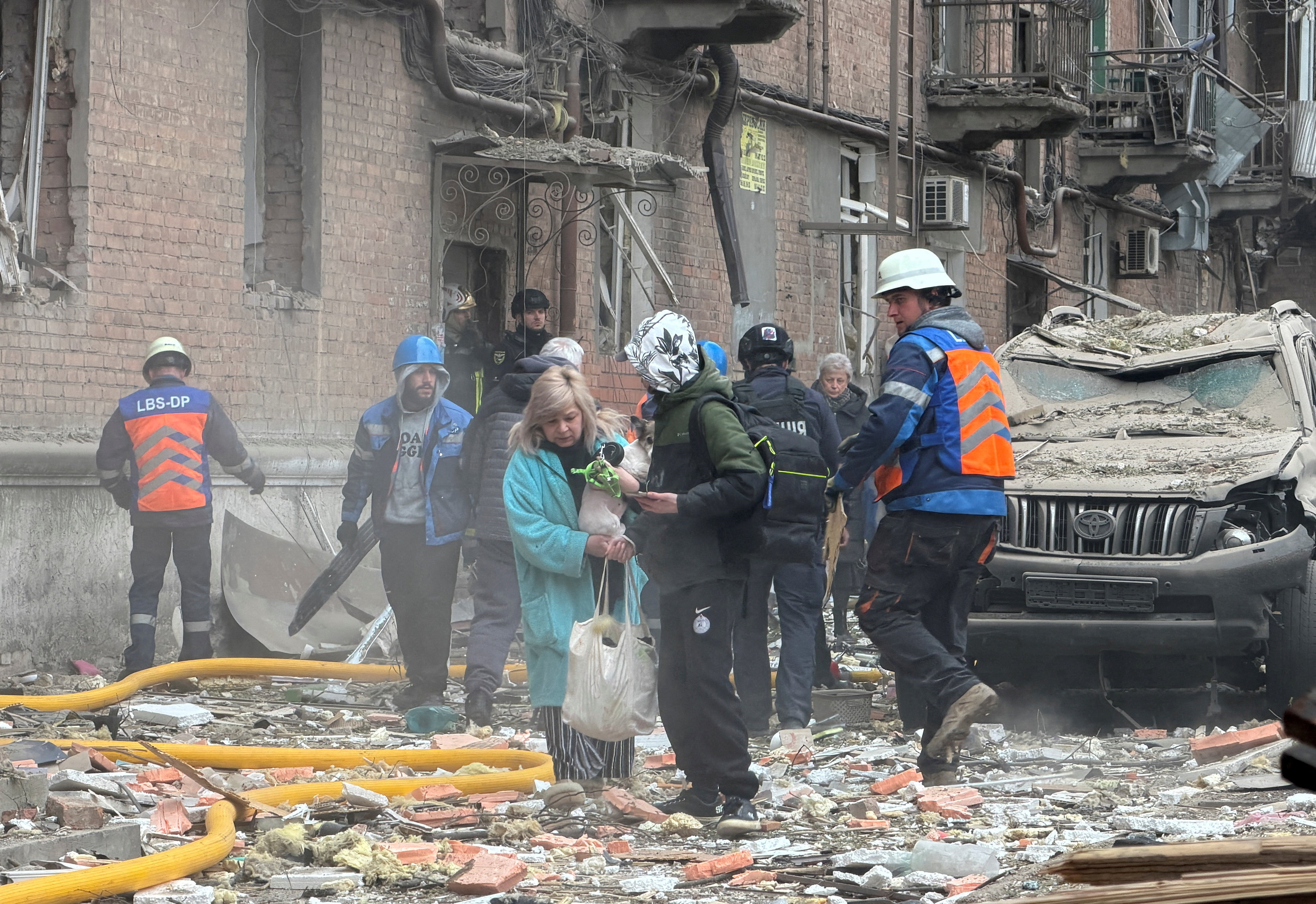 Residents leave the site of an apartment building hit by a Russian drone and missile strike, amid Russia's attack on Ukraine, in Dnipro, Ukraine April 25, 2026. Picture taken using a mobile phone. REUTERS/Serhii Chalyi TPX IMAGES OF THE DAY