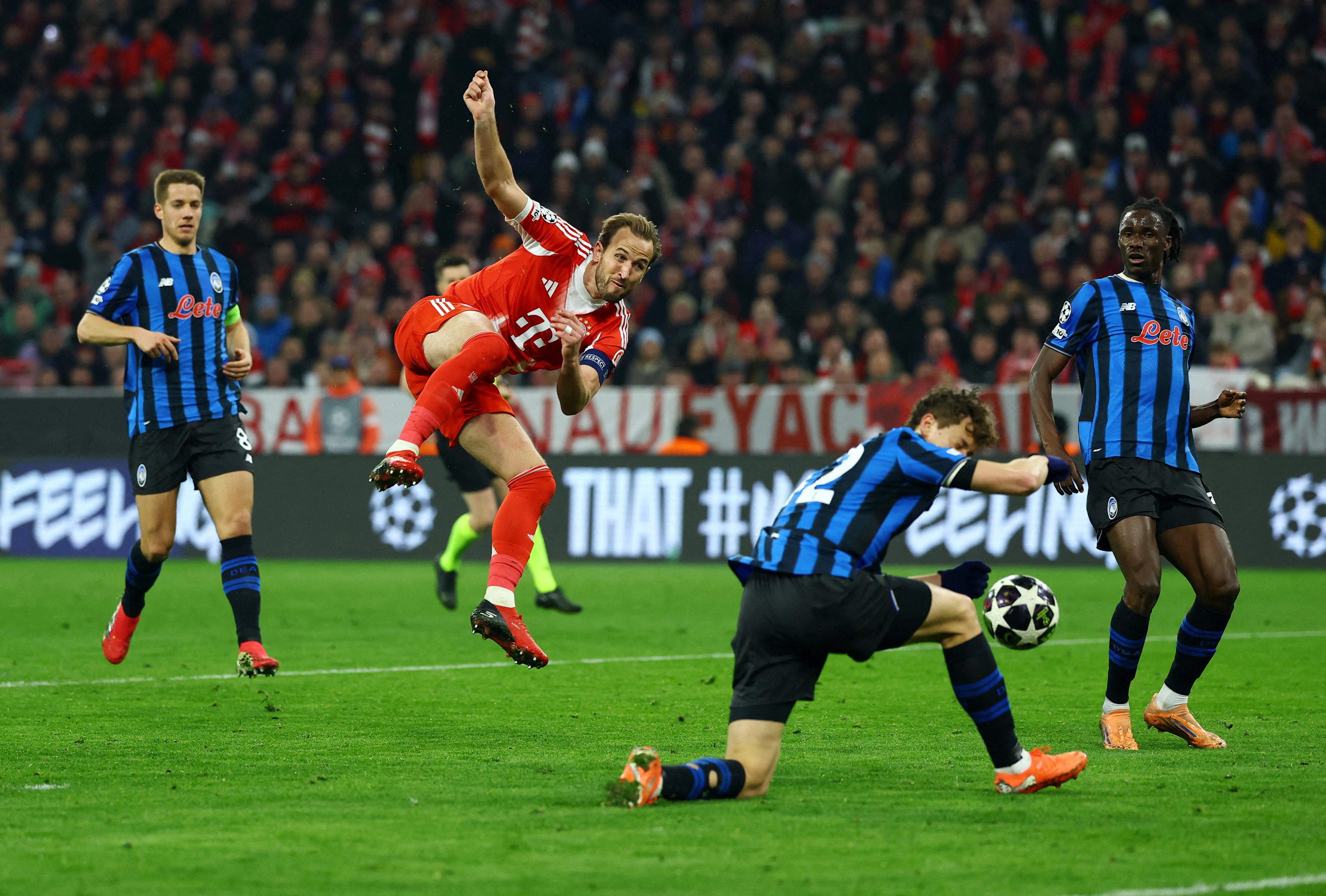 Soccer Football - UEFA Champions League - Round of 16 - Second Leg - Bayern Munich v Atalanta - Allianz Arena, Munich, Germany - March 18, 2026 Atalanta's Giorgio Scalvini uses his hand to block the shot from Bayern Munich's Harry Kane leading to a penalty following a VAR review REUTERS/Kai Pfaffenbach TPX IMAGES OF THE DAY