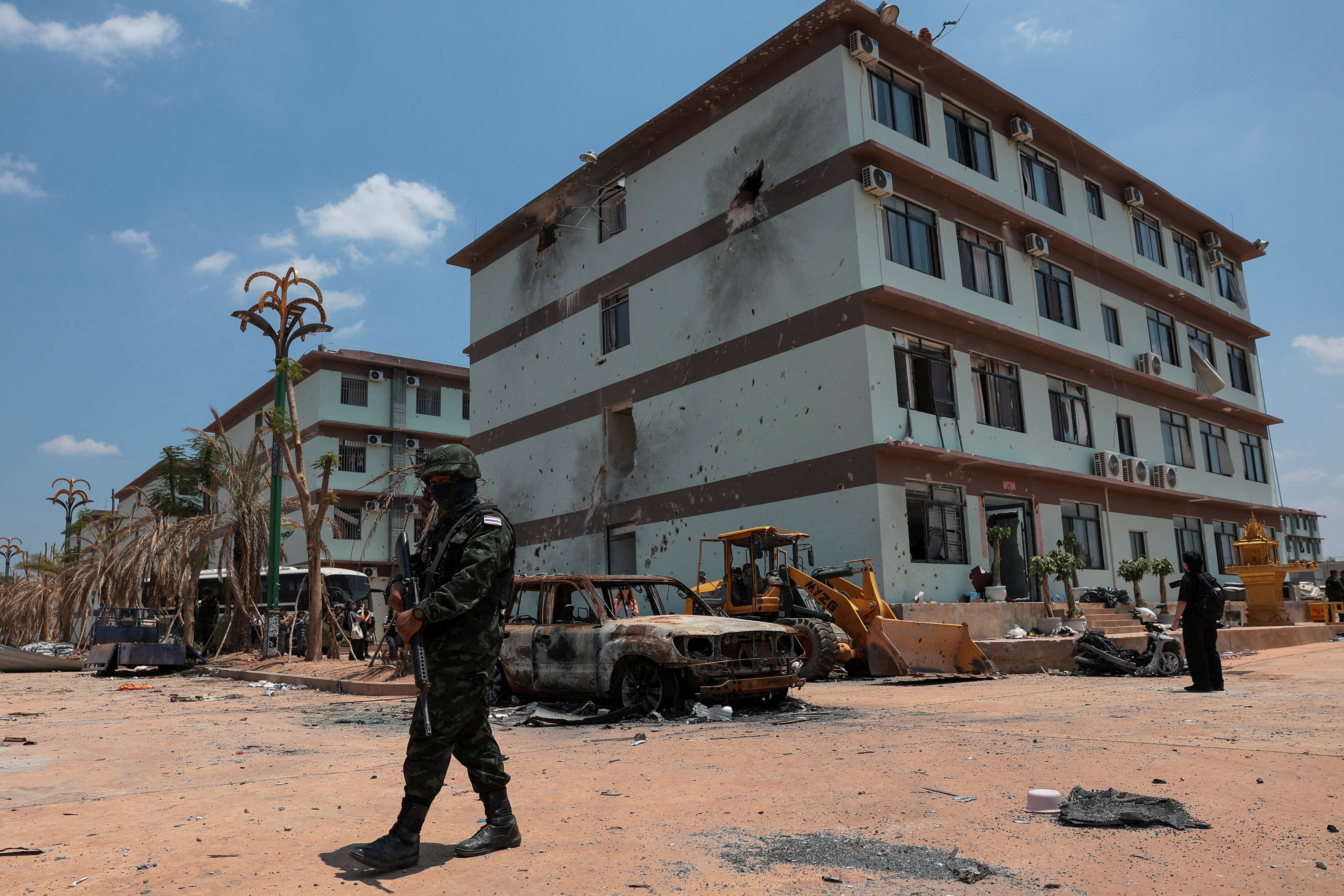 A Thai soldier stands guard near scam compounds, which the Thai military said were used for scam operations in the O’Smach area at the Chong Chom–O’Smach border crossing, after clashes between Thailand and Cambodia along a disputed border area, in Samraong, Oddar Meanchey province, Cambodia, April 7, 2026. REUTERS/Chalinee Thirasupa TPX IMAGES OF THE DAY