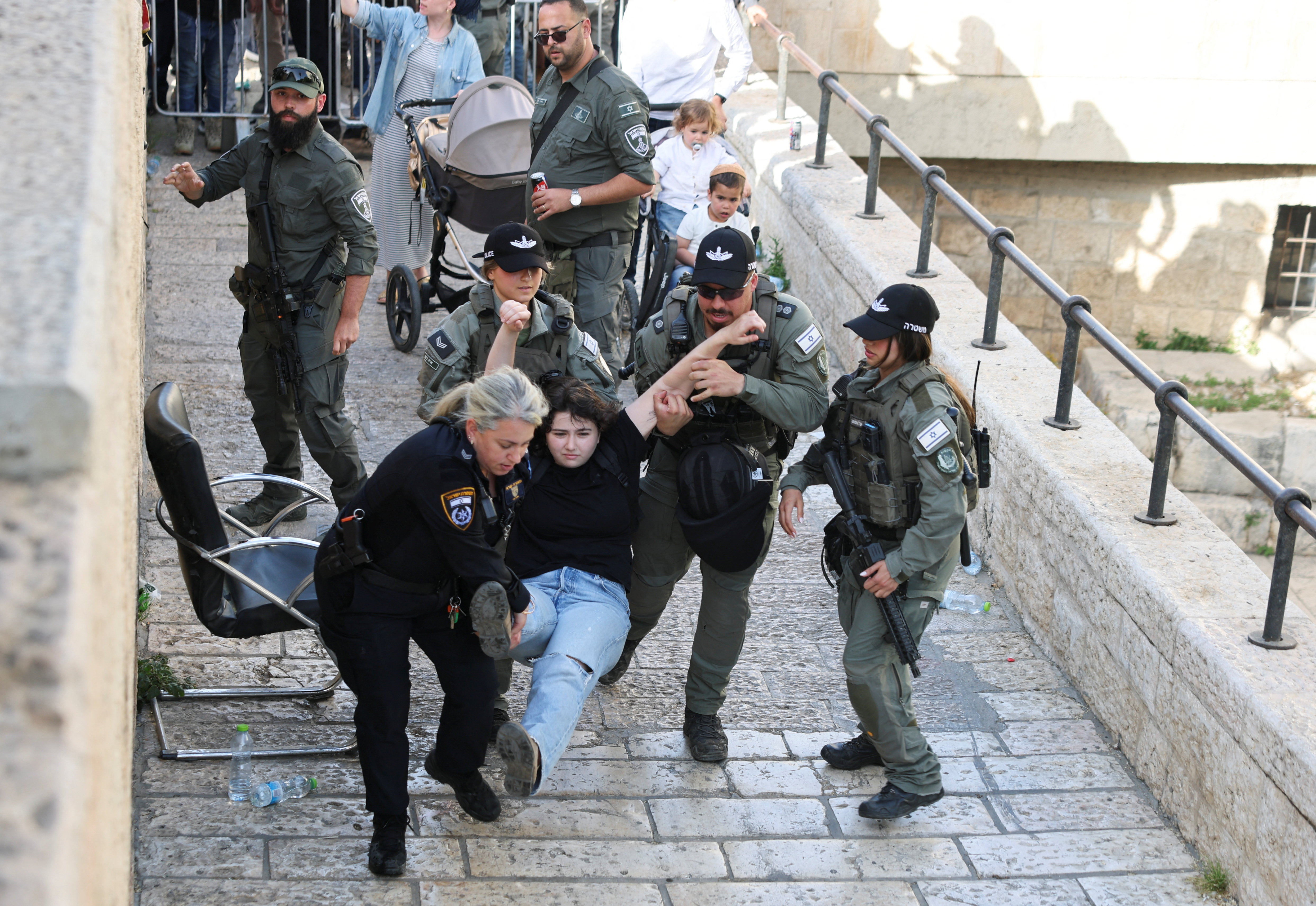 Israeli ultranationalists chant racist slogans during Jerusalem Day march