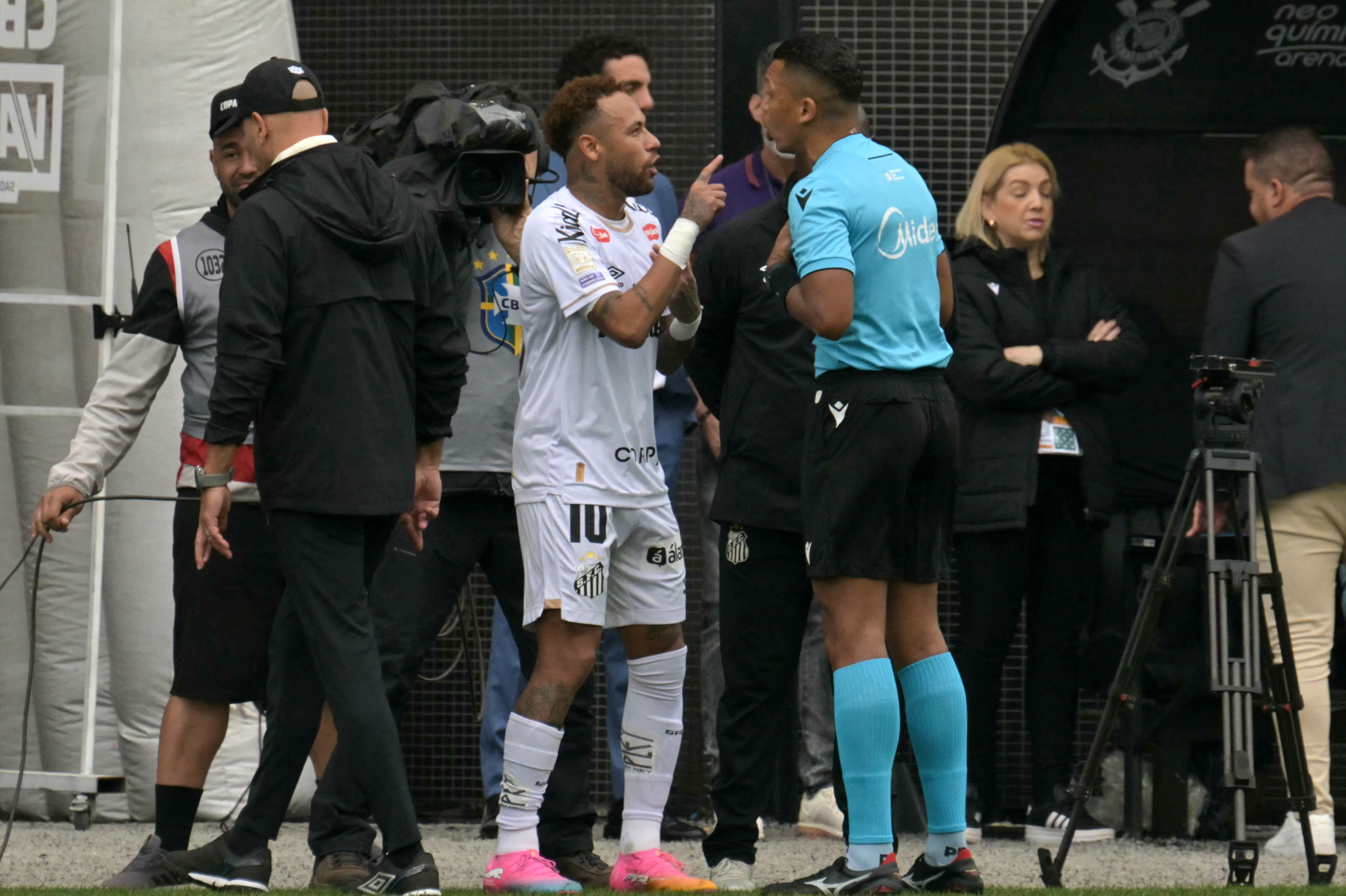 Santos' forward #10 Neymar argues with the linesman during the Brazilian league football match between Santos and Coritiba at the Neo Quimica Arena in Sao Paulo, Brazil, on May 17, 2026. (Photo by NELSON ALMEIDA / AFP)