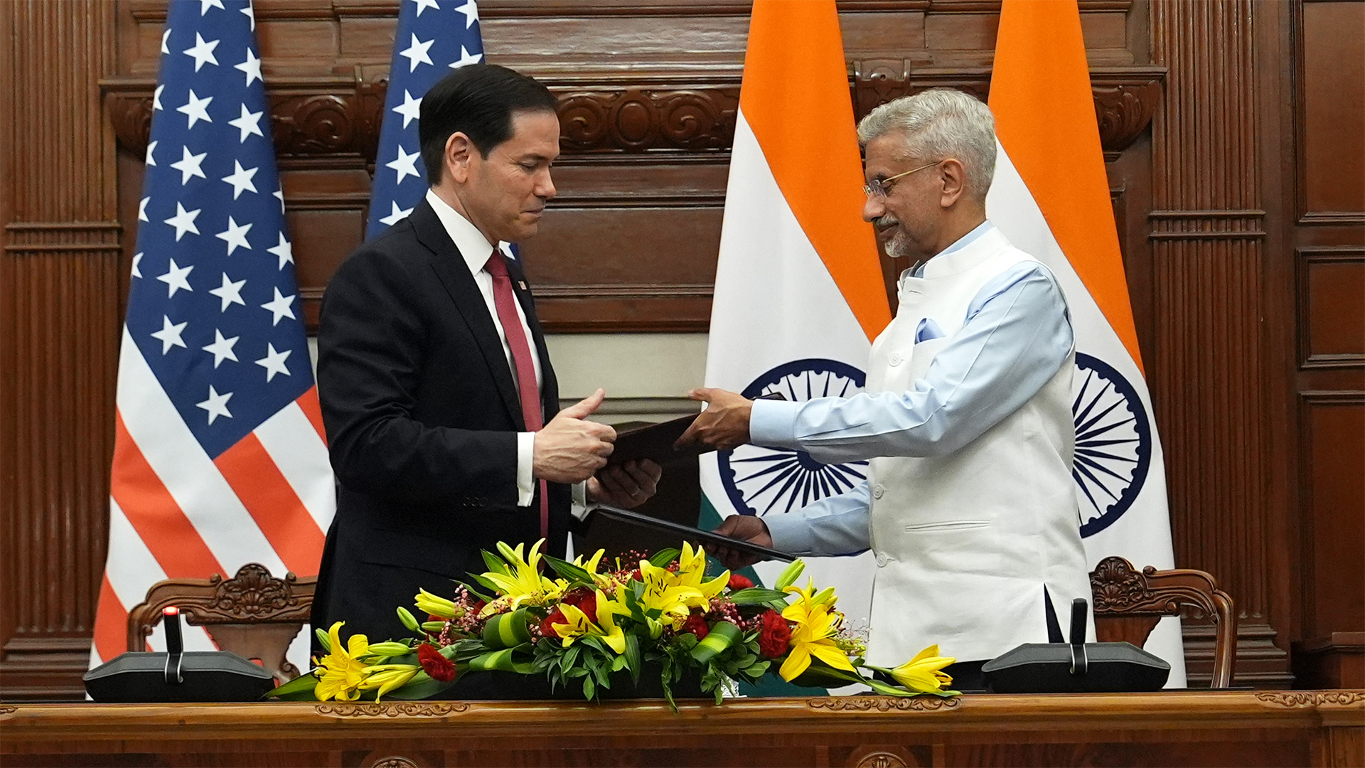 U.S. Secretary of State Marco Rubio, left, and India's External Affairs Minister S. Jaishankar exchange files after signing an MOU at Hyderabad House in New Delhi, India, Tuesday, May 26, 2026.