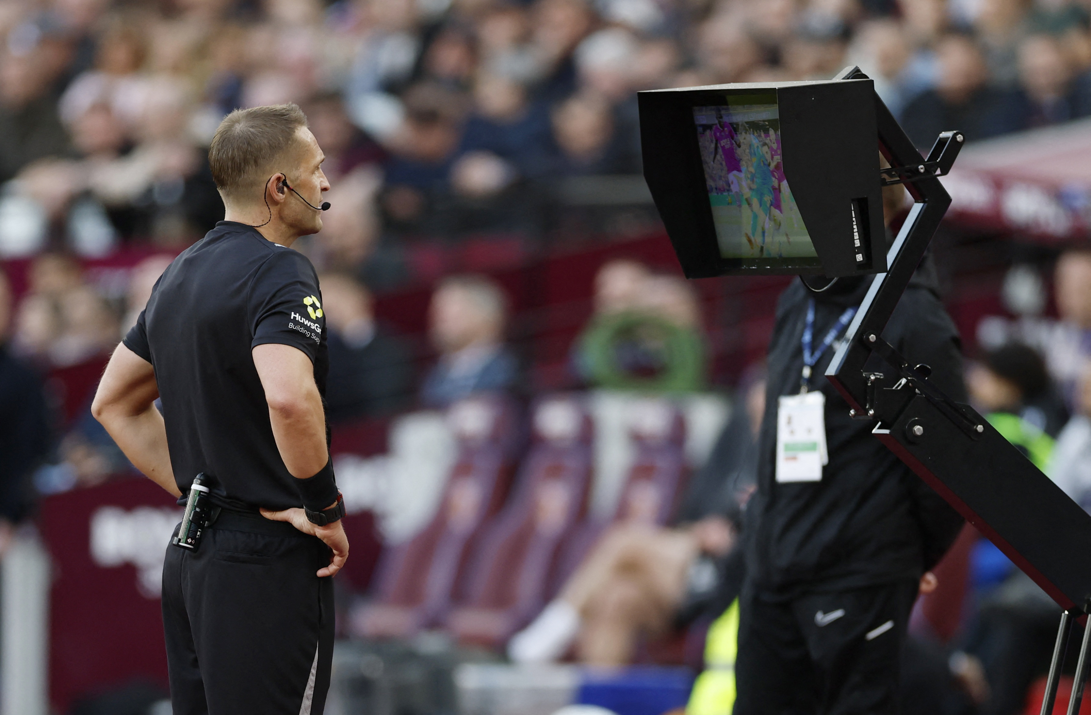 Soccer Football - FA Cup - Quarter Final - West Ham United v Leeds United - London Stadium, London, Britain - April 5, 2026 Referee Craig Pawson looks at a VAR screen before awarding Leeds United a penalty kick Action Images via Reuters/Peter Cziborra