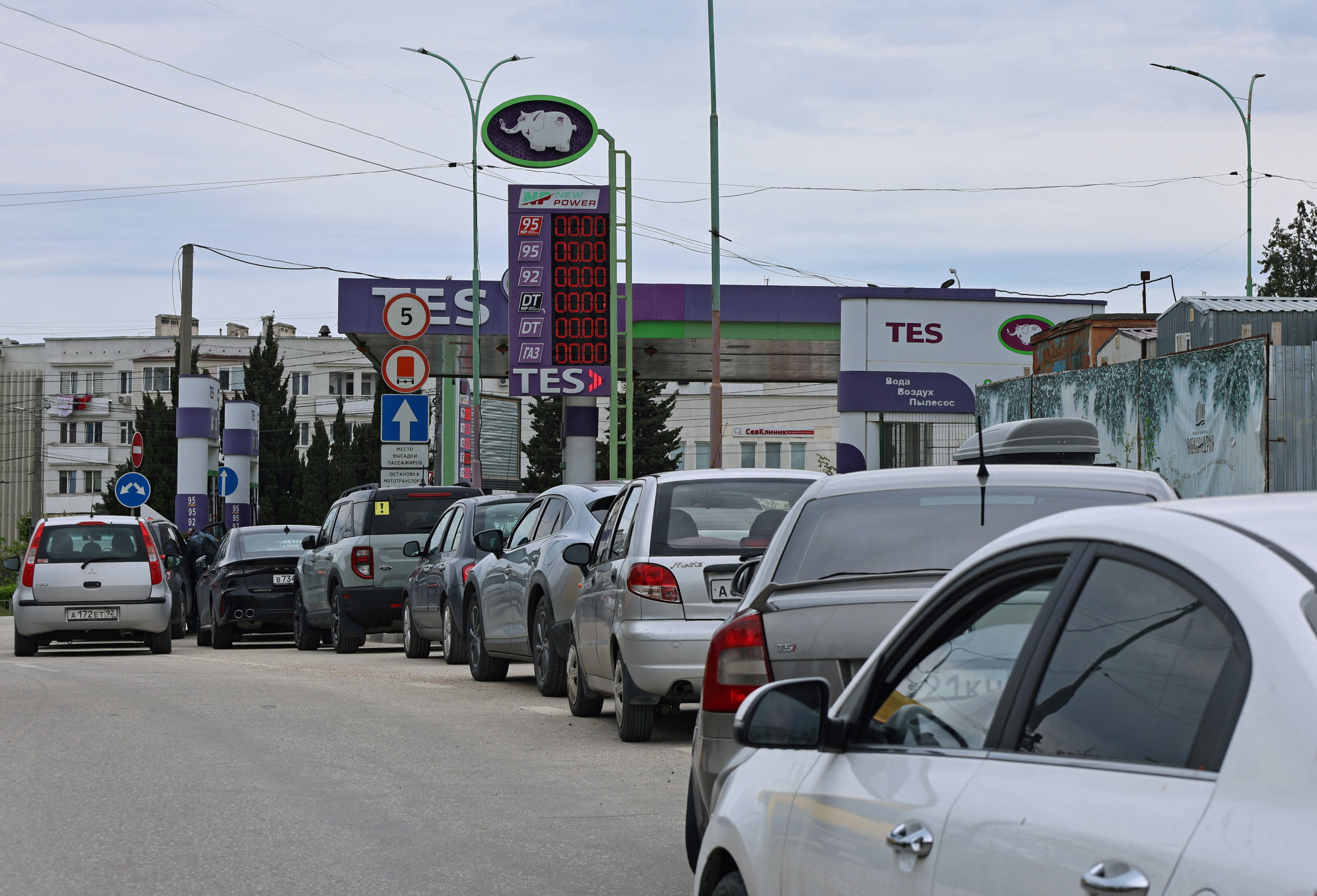 Cars queue for fuel at a gas station after the authorities restricted fuel sales amid a supply shortage following Ukrainian attacks on logistics routes in the course of Russia-Ukraine conflict, in Sevastopol, Crimea June 1, 2026. REUTERS/Stringer