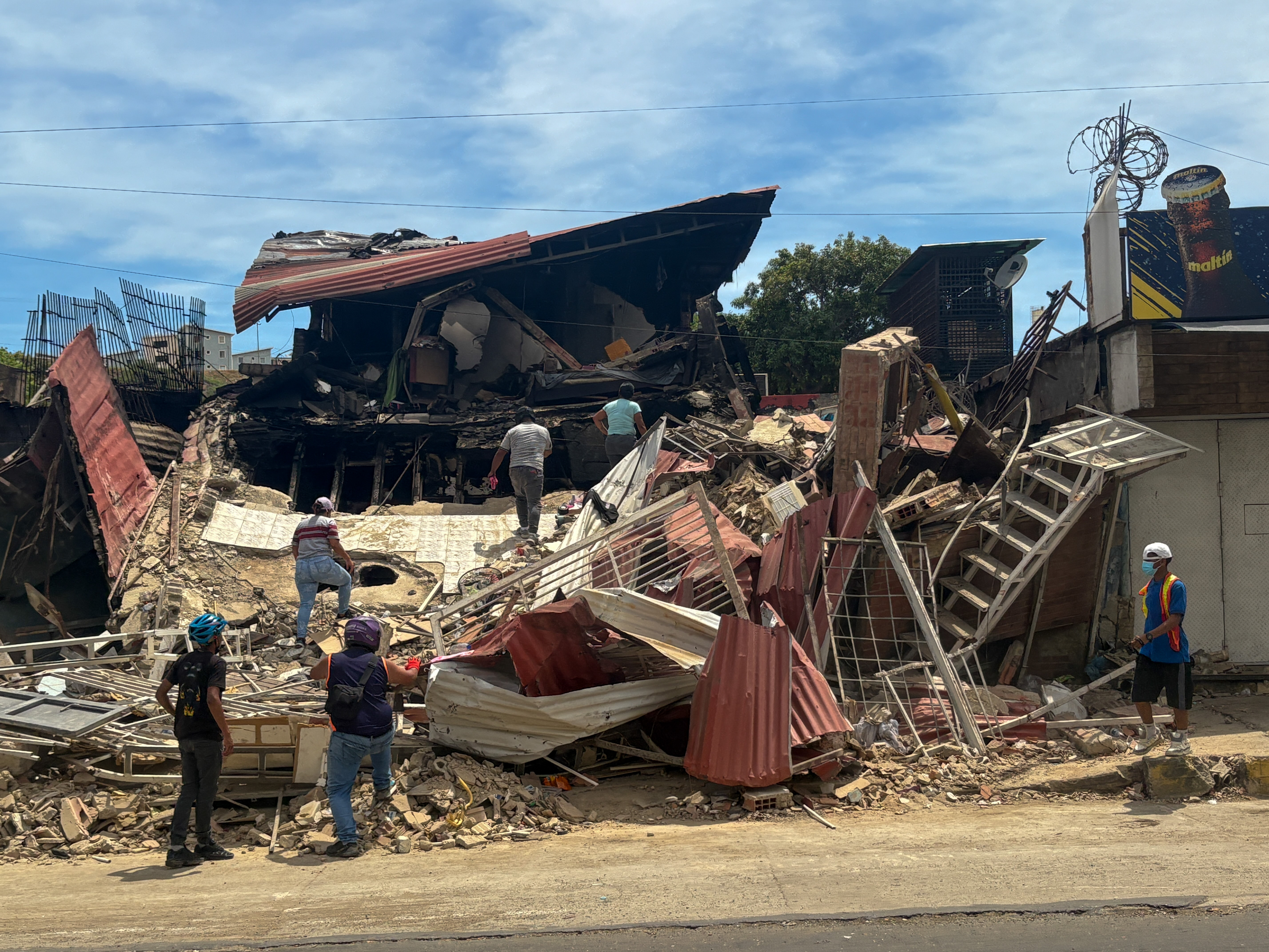 Volunteers search through rubble of Venezuela's earthquake
