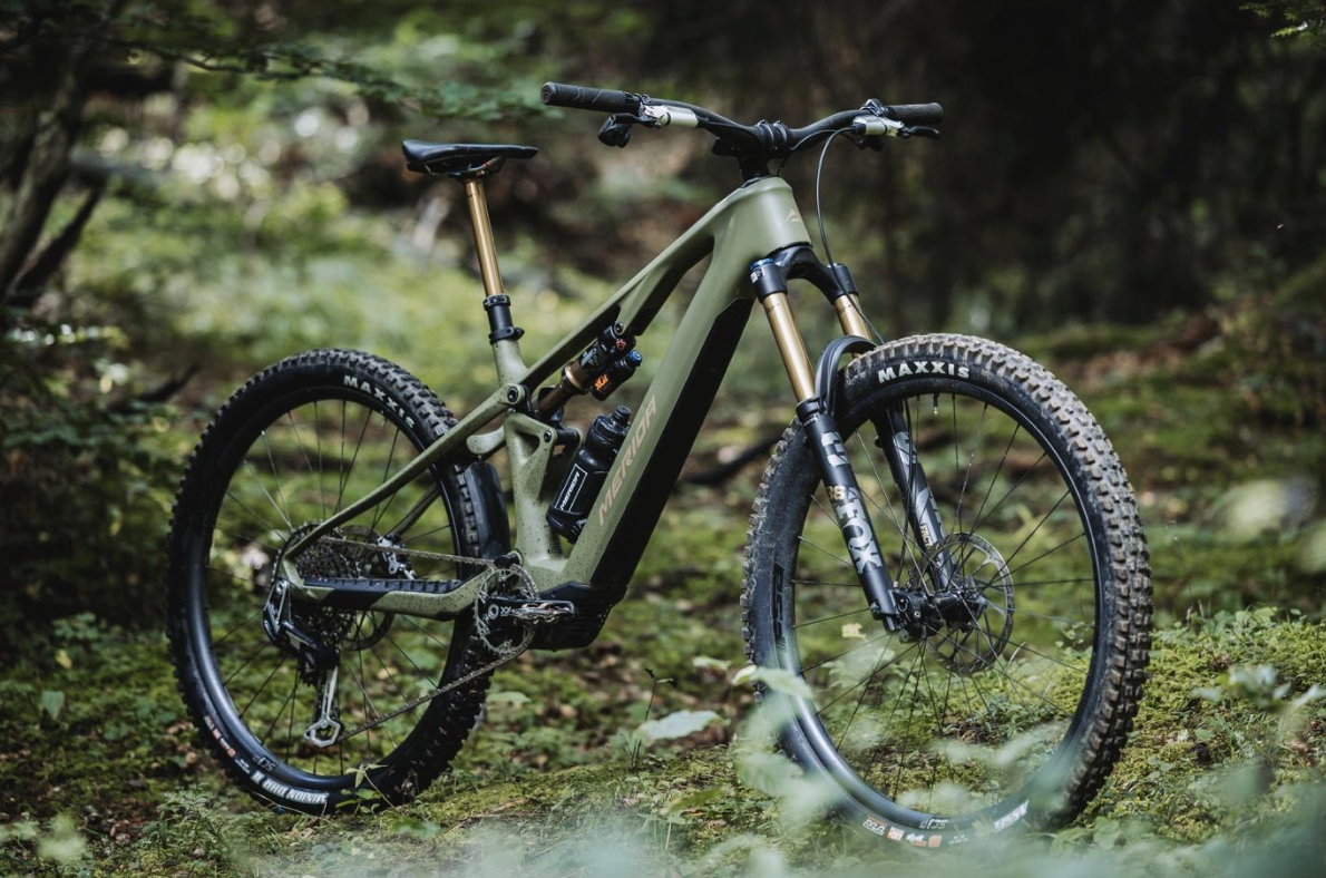 The MERIDA eONE-SIXTY SL 10K seamlessly blends human power with smart, responsive electric assist, optimizing your energy to go the distance