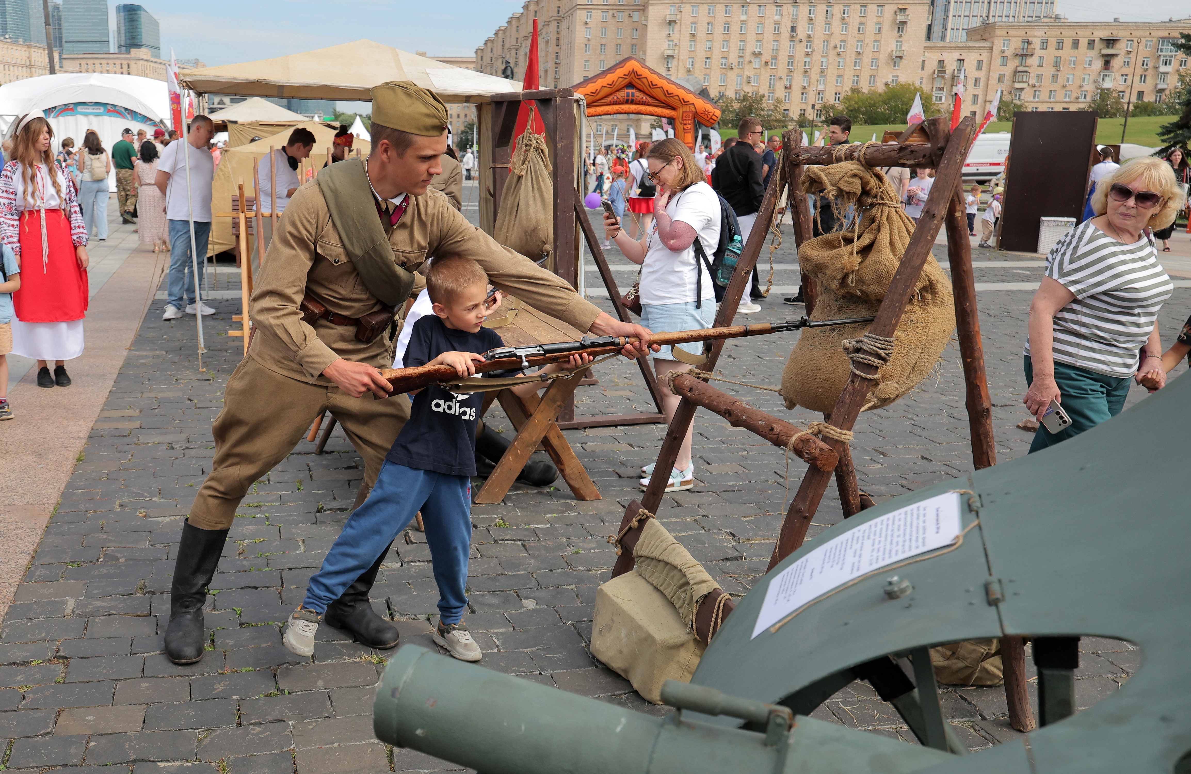 Russia celebrates National Flag Day amid war and Western tensions