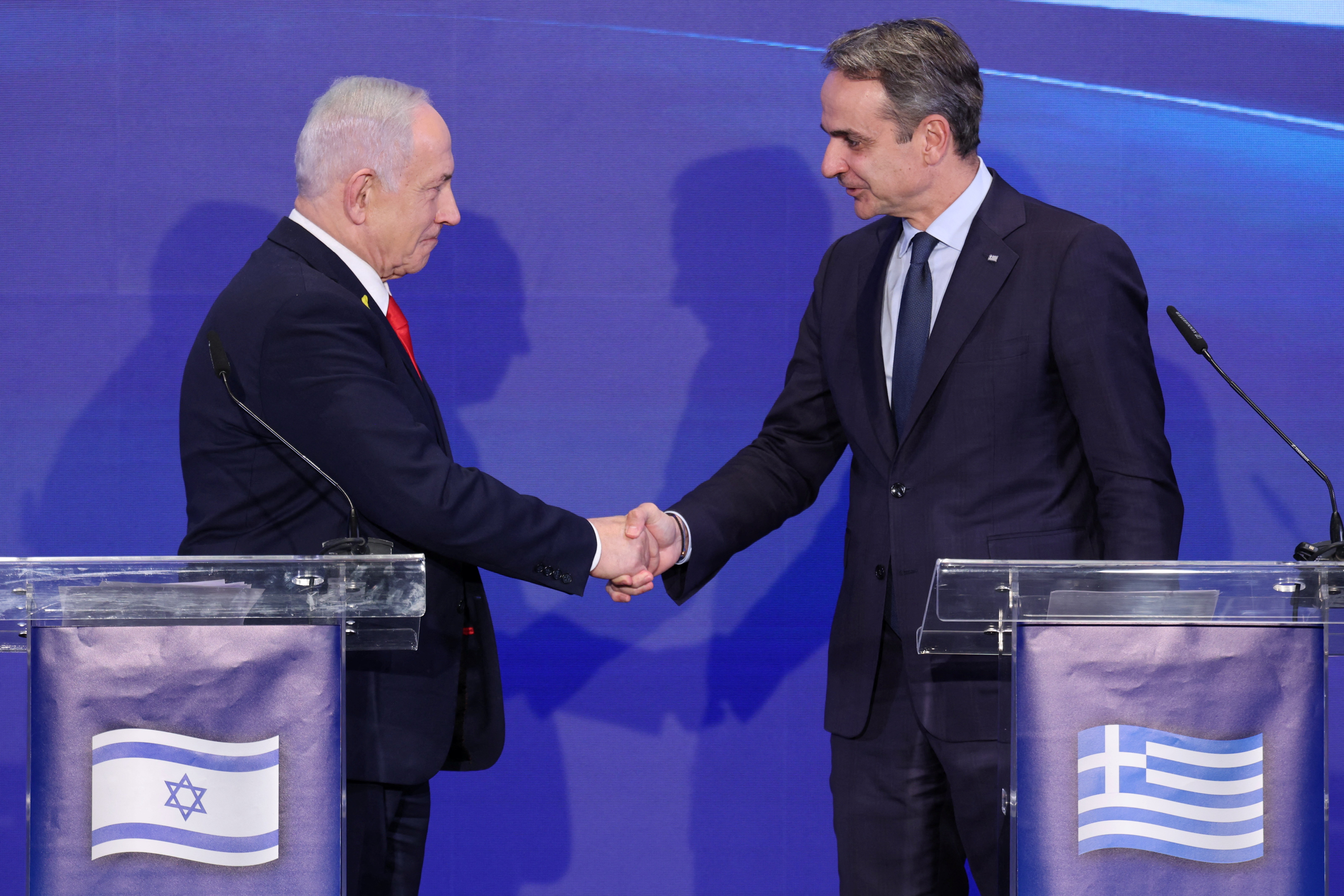 Israeli Prime Minister Benjamin Netanyahu shakes hands with Greek Prime Minister Kyriakos Mitsotakis during a joint press conference in West Jerusalem, 22 December 2025 [Abir Sultan/Reuters]