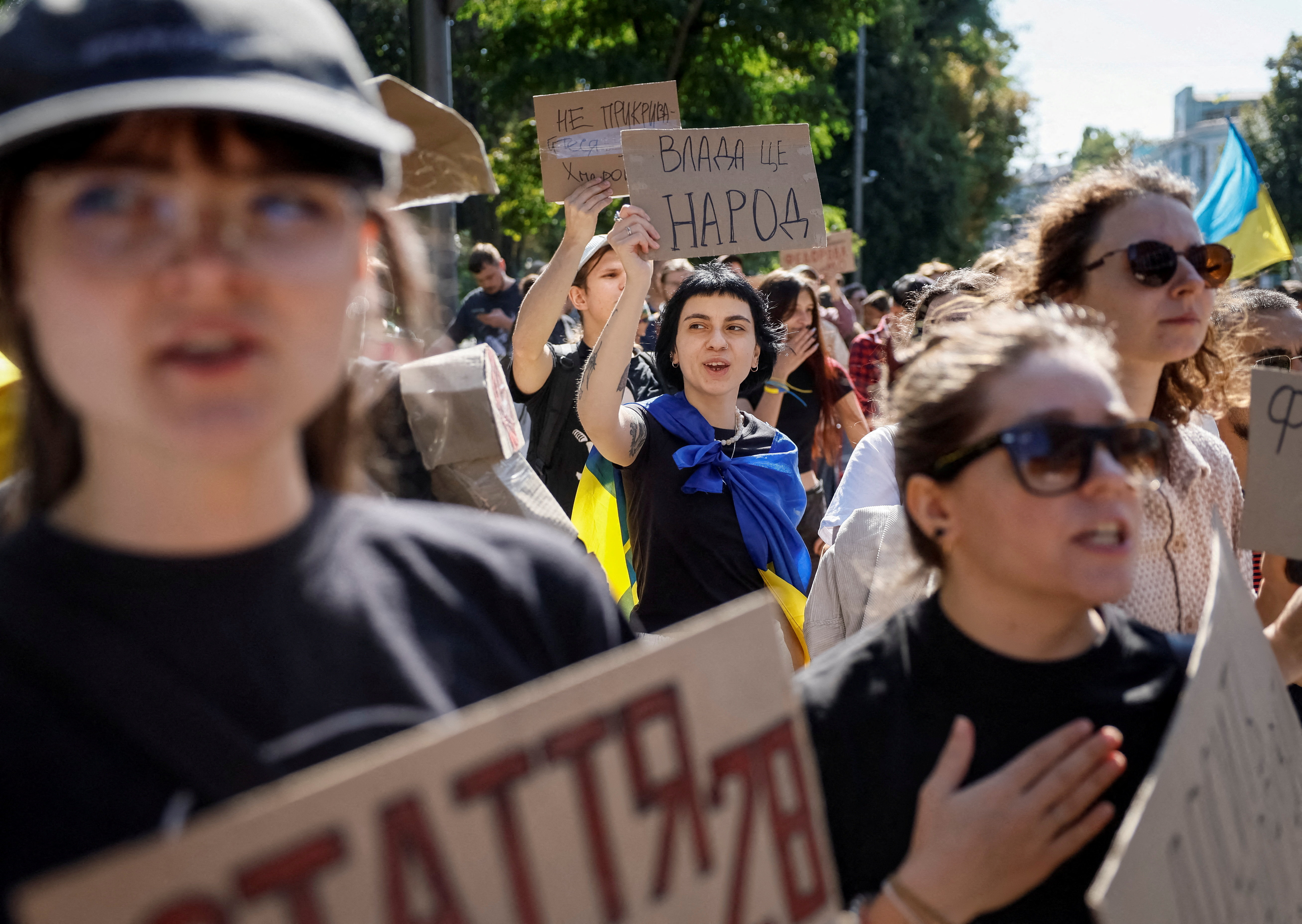 Participants hold posters and shout slogans near the Parliament building during a rally to protest against Ukrainian President Volodymyr Zelenskiy's decision to replace Mykhailo Fedorov as Defence Minister, amid Russia's attack on Ukraine, in Kyiv, Ukraine August 19, 2026. Ukrainian parliament is expected to consider Yevhenii Khmara for defence minister post after President Volodymyr Zelenskiy submitted his candidacy following weeks of protests. REUTERS/Gleb Garanich TPX IMAGES OF THE DAY