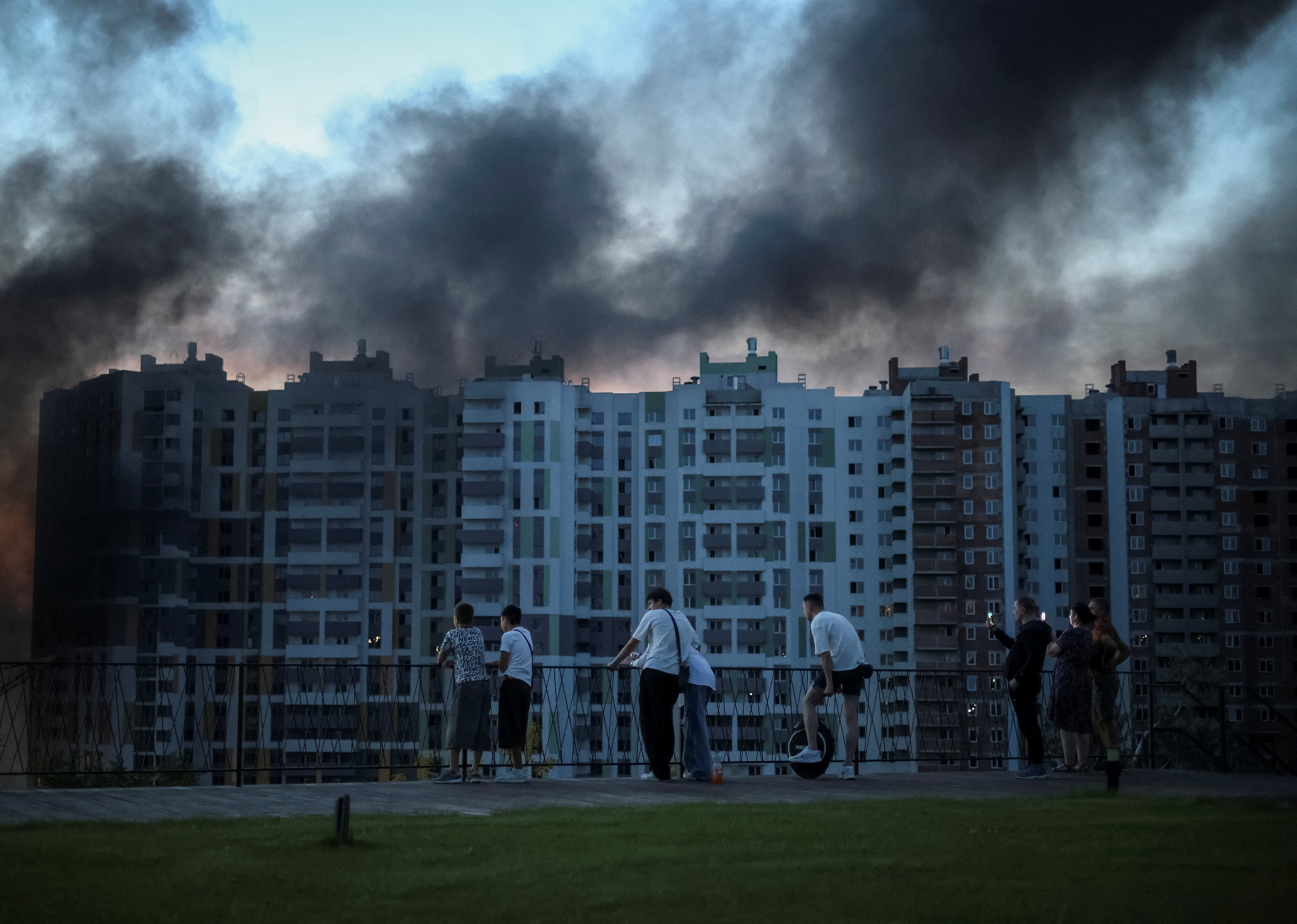 People look at smoke rising in the city during a Russian drone strike, amid Russia's attack on Ukraine, in Kyiv, Ukraine, August 20, 2026. REUTERS/Oleksandr Ratushniak TPX IMAGES OF THE DAY