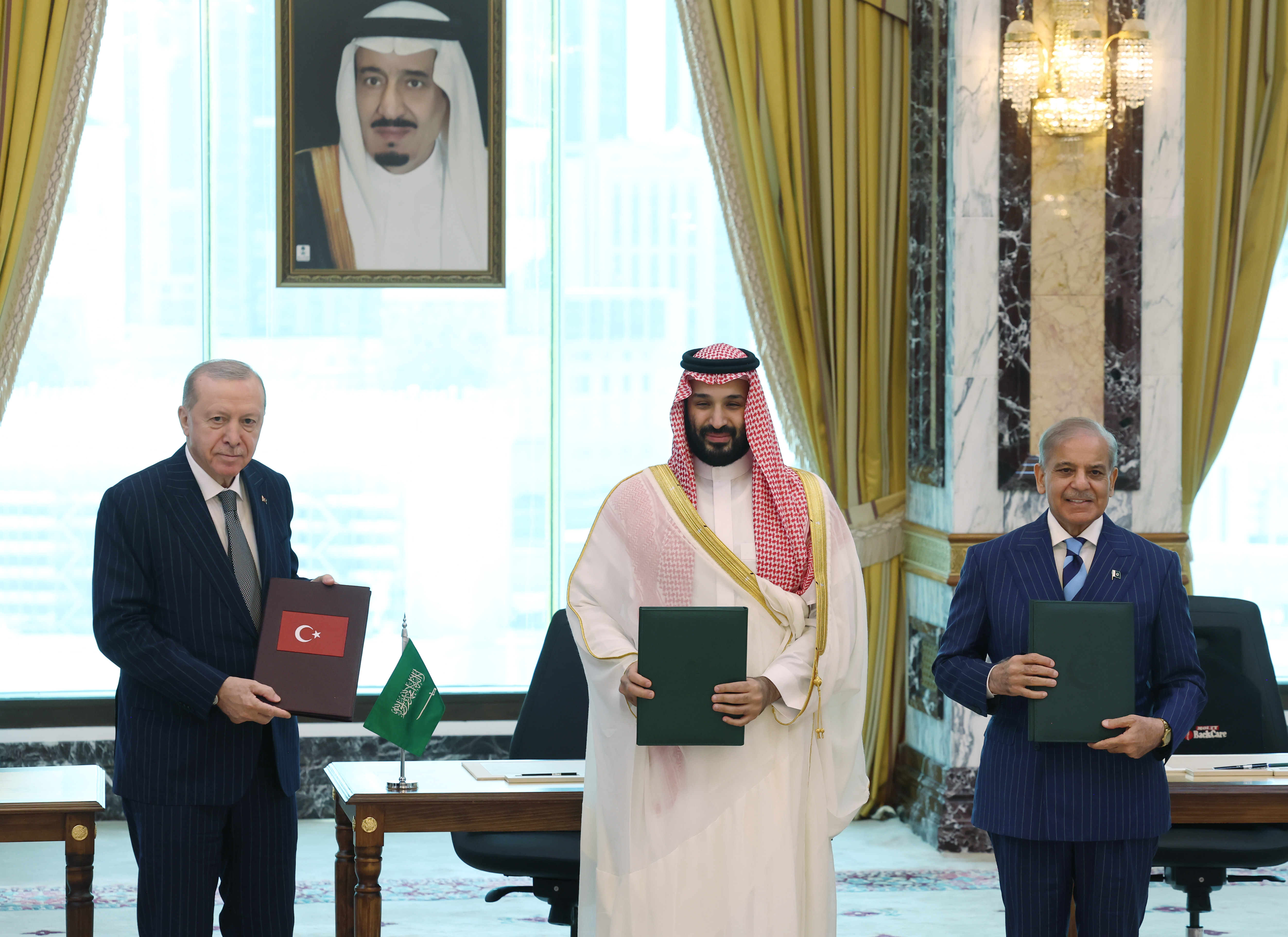 President Recep Tayyip Erdoğan, Saudi Arabian Crown Prince Mohammed bin Salman, and Pakistani Prime Minister Shahbaz Sharif signed a trilateral defense agreement in Mecca, Saudi Arabia. (TCCB / Murat Çetinmühürdar - Anadolu Agency)