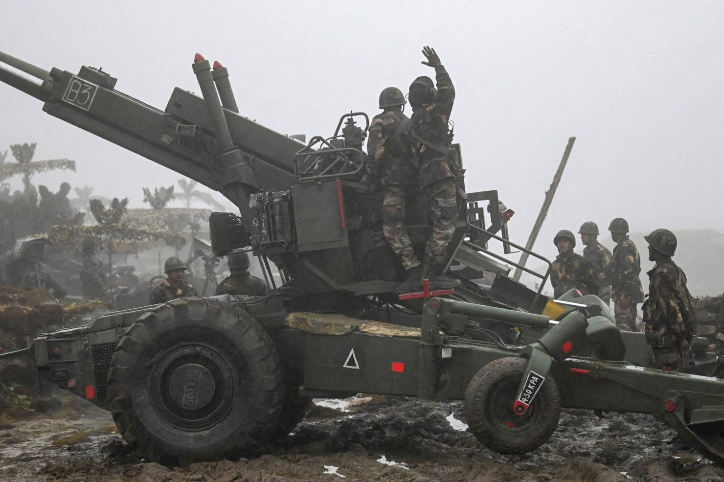 Indian Army soldiers demonstrate positioning of a Bofors gun at Penga Teng Tso ahead of Tawang, near the Line of Actual Control (LAC), neighbouring China, in India's Arunachal Pradesh state on October 20, 2021. (Photo by Money SHARMA / AFP)