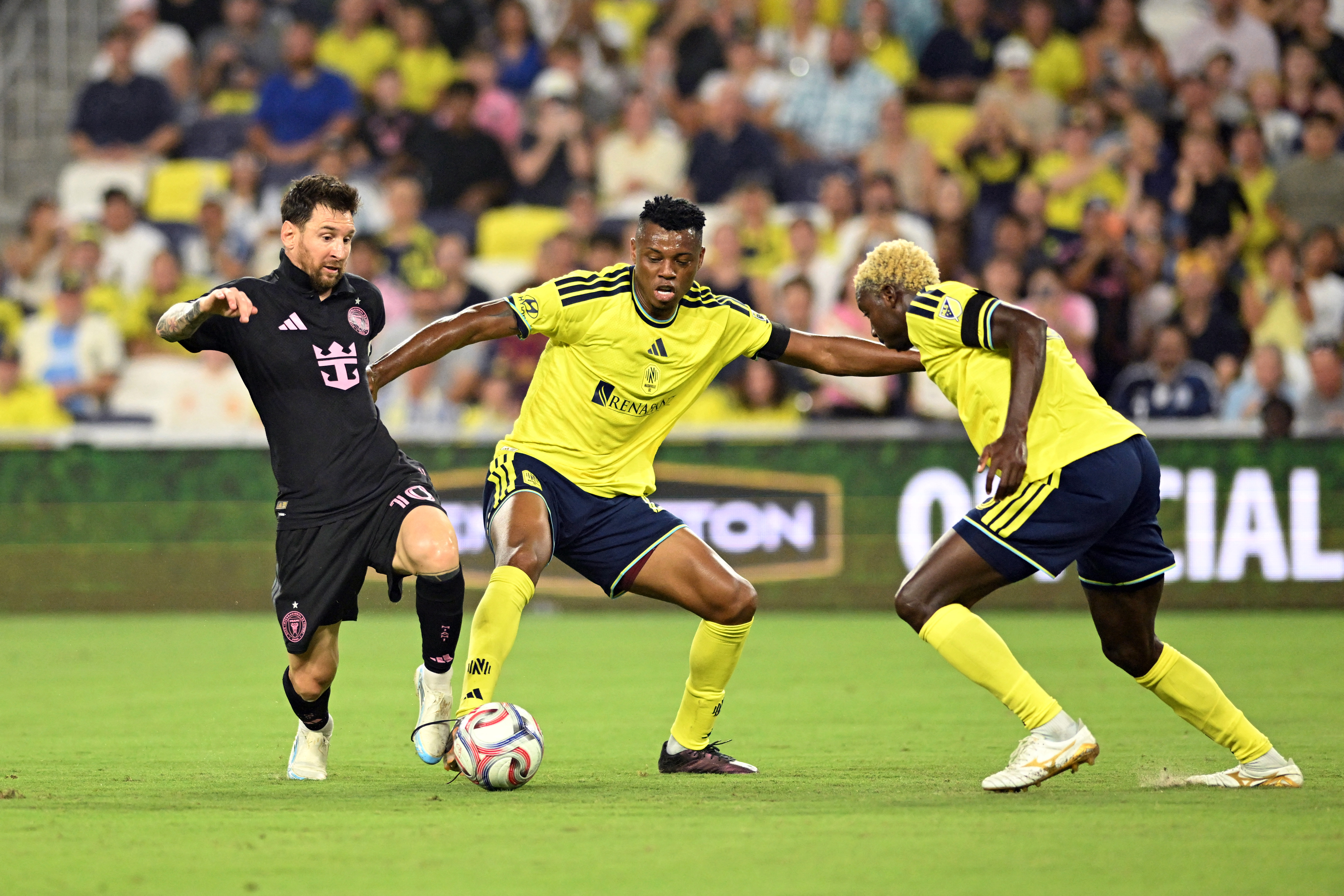NASHVILLE, TENNESSEE - AUGUST 15: Lionel Messi #10 of Inter Miami CF is challenged by Jeisson Palacios #4 and Maxwell Woledzi #3 of Nashville SC during the MLS match between Nashville SC v Inter Miami CF at GEODIS Park on August 15, 2026 in Nashville, Tennessee. Carly Mackler/Getty Images/AFP (Photo by Carly Mackler / GETTY IMAGES NORTH AMERICA / Getty Images via AFP)