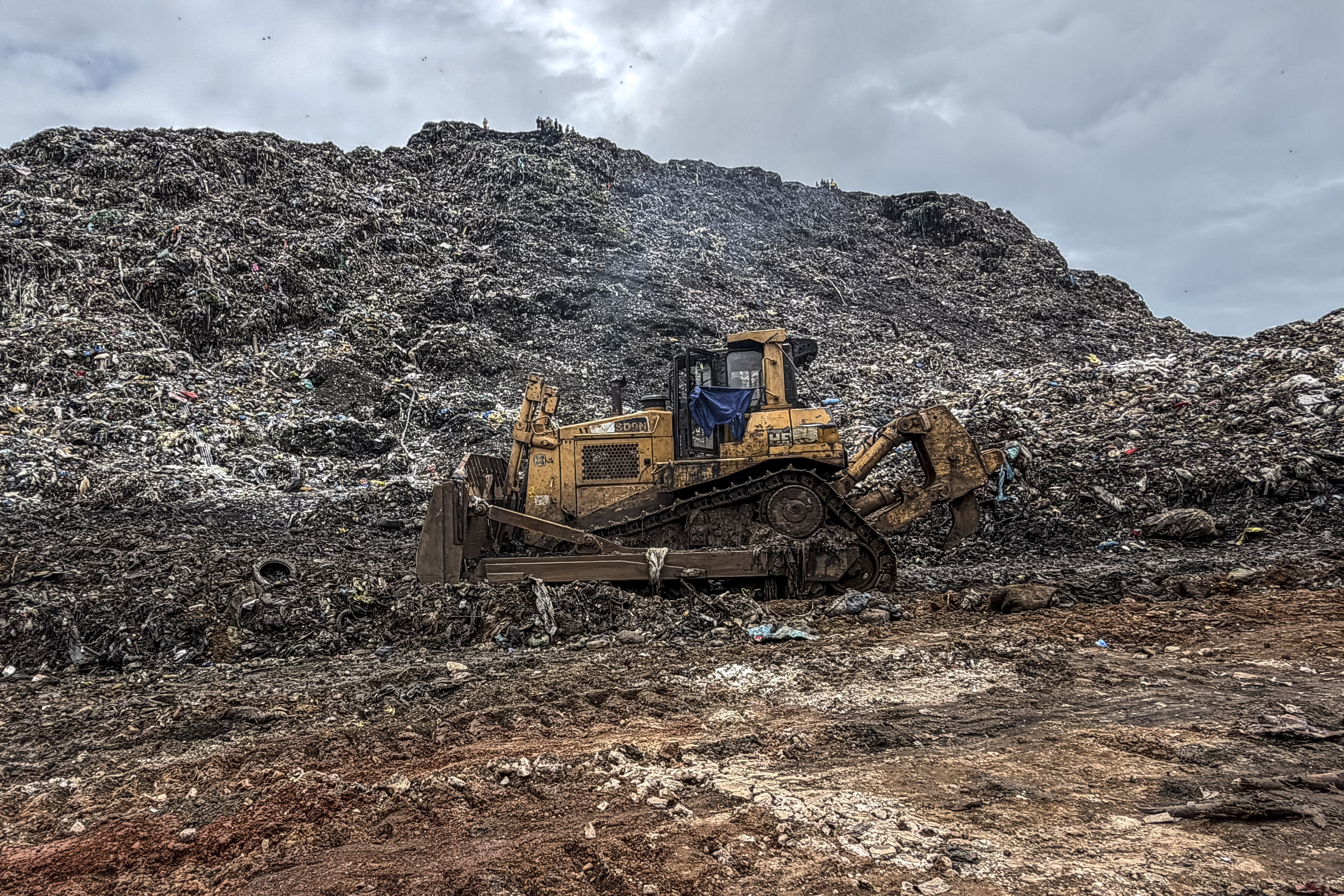 Guinea rescue workers dig for survivors after landfill collapse