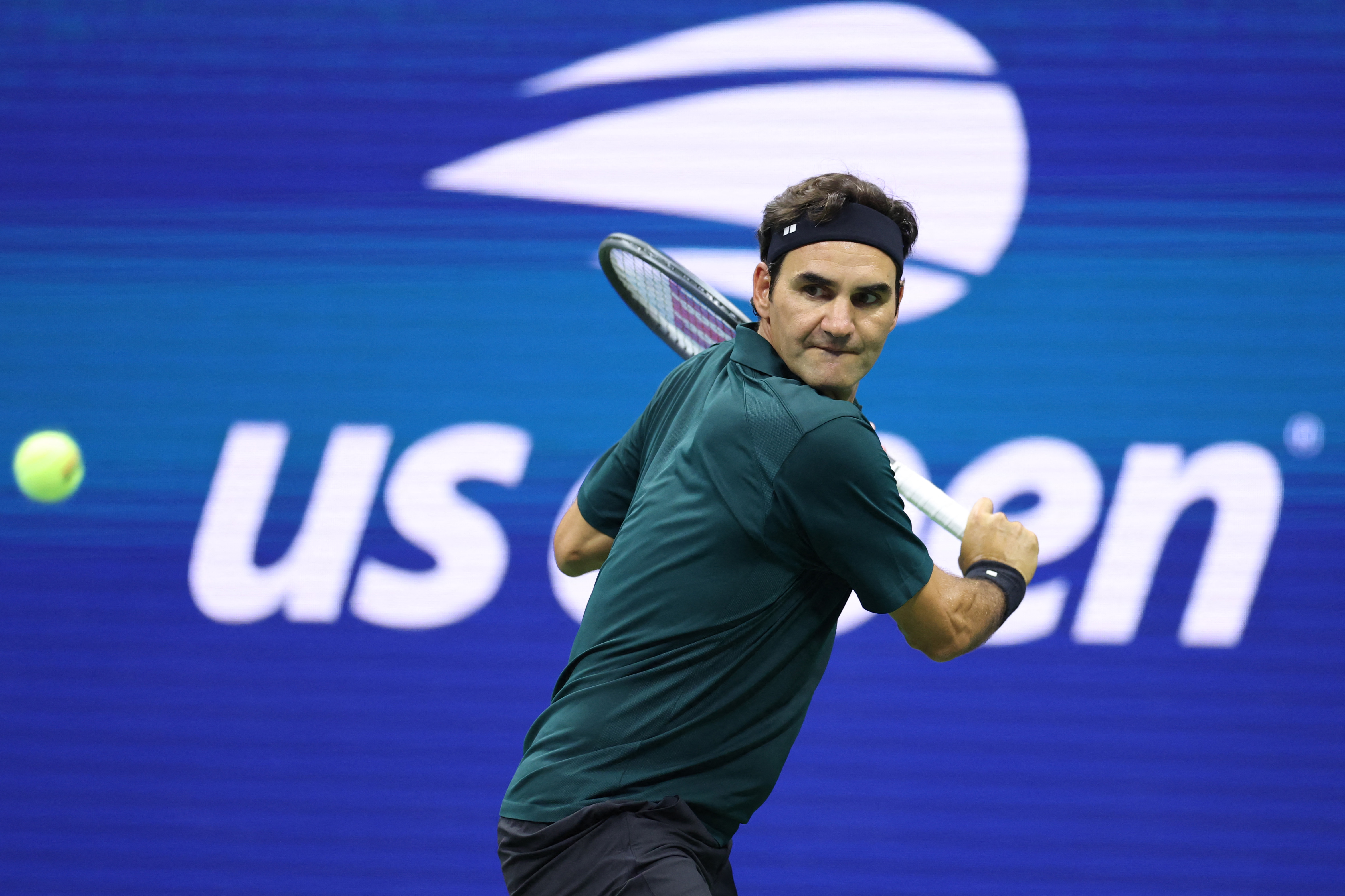 NEW YORK, NEW YORK - AUGUST 25: Roger Federer of Switzerland returns a shot in the exhibition singles match against Andy Roddick of the United States during Fan Week at the USTA Billie Jean King National Tennis Center on August 25, 2026 in the Flushing neighborhood of the Queens borough of New York City. Caleb Bowlin/Getty Images/AFP (Photo by Caleb Bowlin / GETTY IMAGES NORTH AMERICA / Getty Images via AFP)