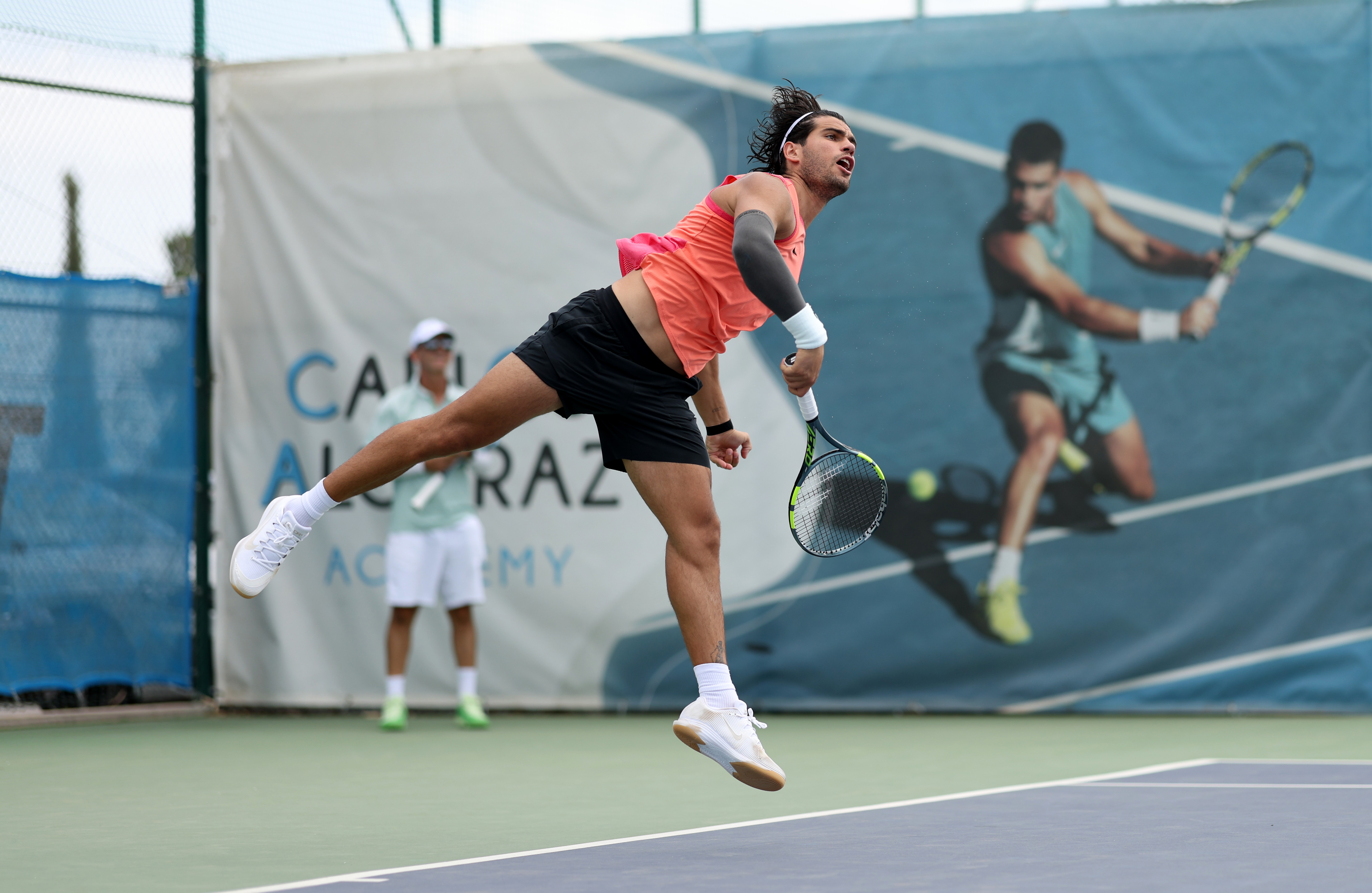 MURCIA, SPAIN - AUGUST 20: Carlos Alcaraz of Spain serves as he trains with Holger Rune of Denmark at Real Sociedad Club De Campo on August 20, 2026 in El Palmar, Murcia, Spain. (Photo by Clive Brunskill/Getty Images)