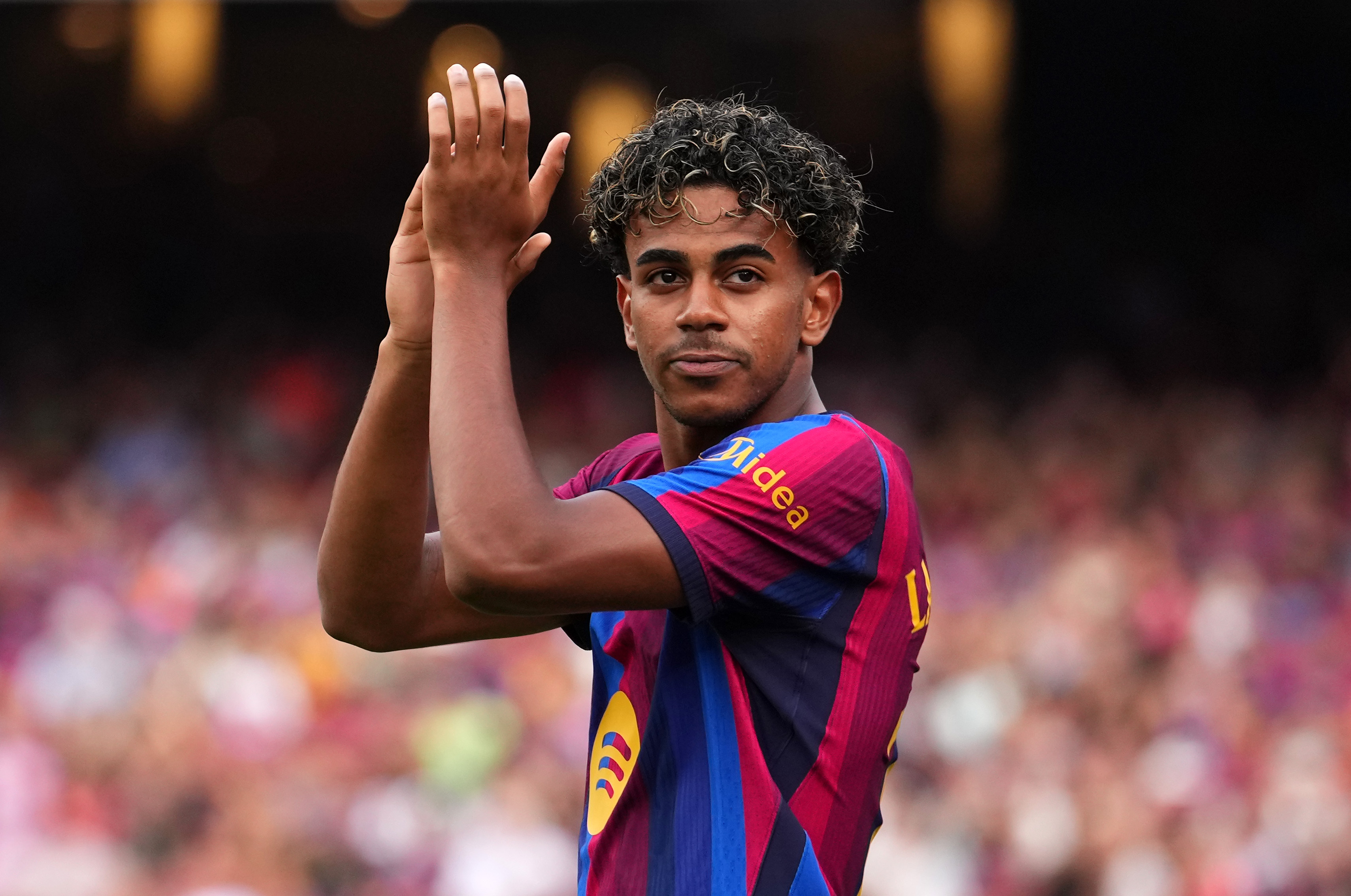BARCELONA, SPAIN - AUGUST 19: Lamine Yamal of FC Barcelona acknowledges the fans as he is introduced before the Joan Gamper Trophy match between FC Barcelona and Al Ahly SC at Spotify Camp Nou on August 19, 2026 in Barcelona, Spain. (Photo by Alex Caparros/Getty Images)