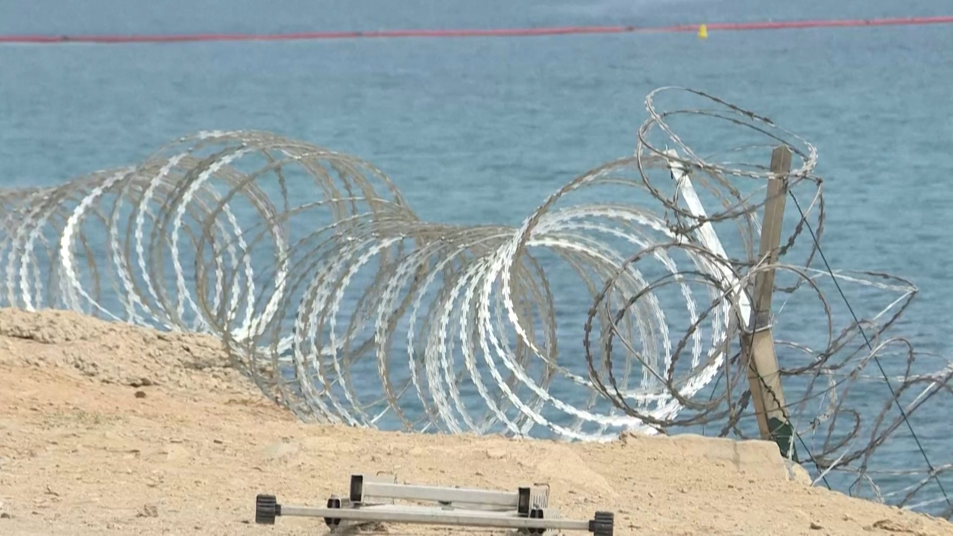 Moroccan authorities installed new barbed wire in Fnideq, near the Spanish enclave of Ceuta, as part of reinforced measures aimed at preventing migrant crossings. Fnideq, Morocco, August 14, 2026 [Screenshot from AFP file]