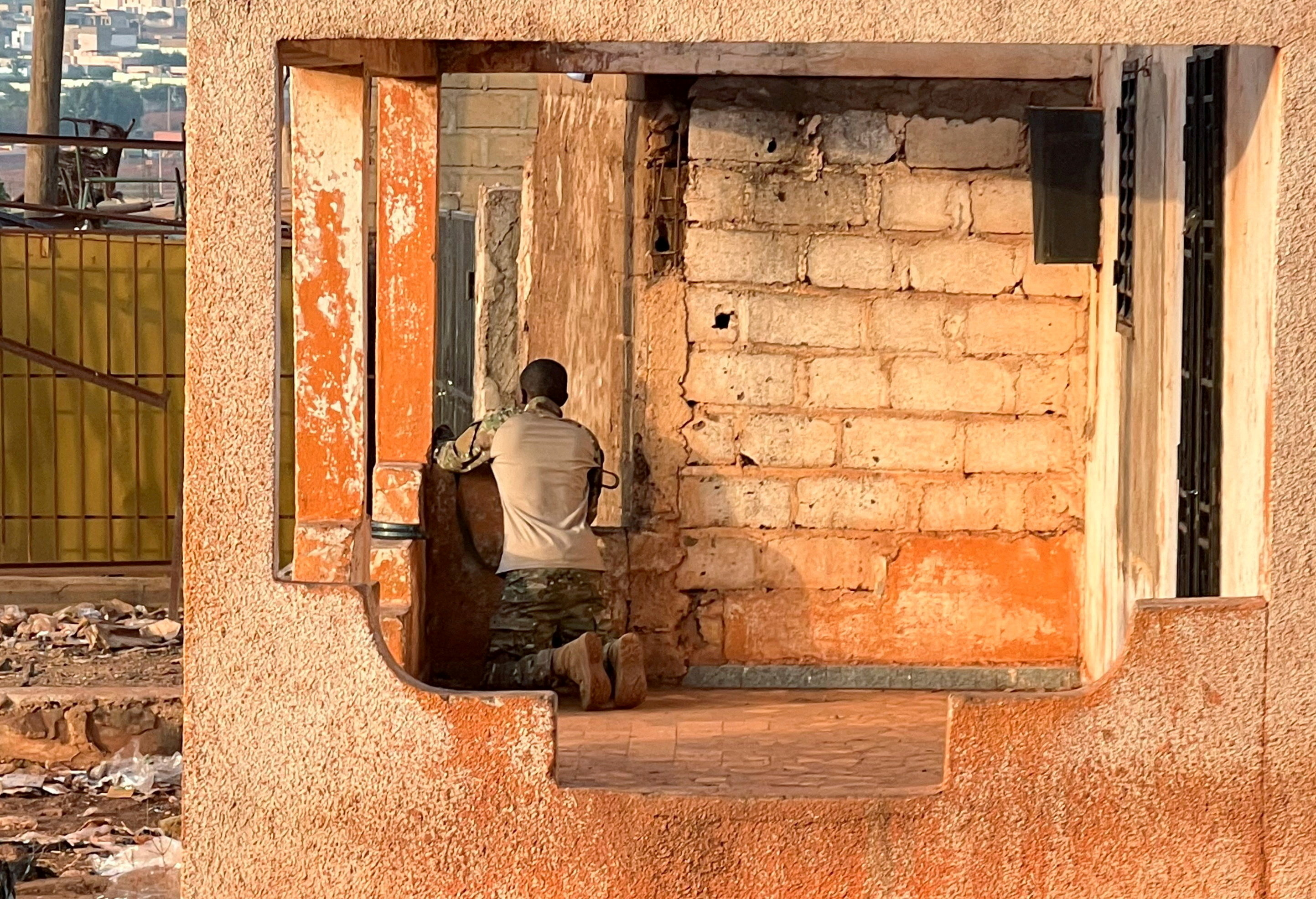 FILE PHOTO: A Malian soldier stands in position with his weapon during an attack on Mali's main military base Kati outside the capital Bamako, Mali April 25, 2026. REUTERS/Stringer/File Photo