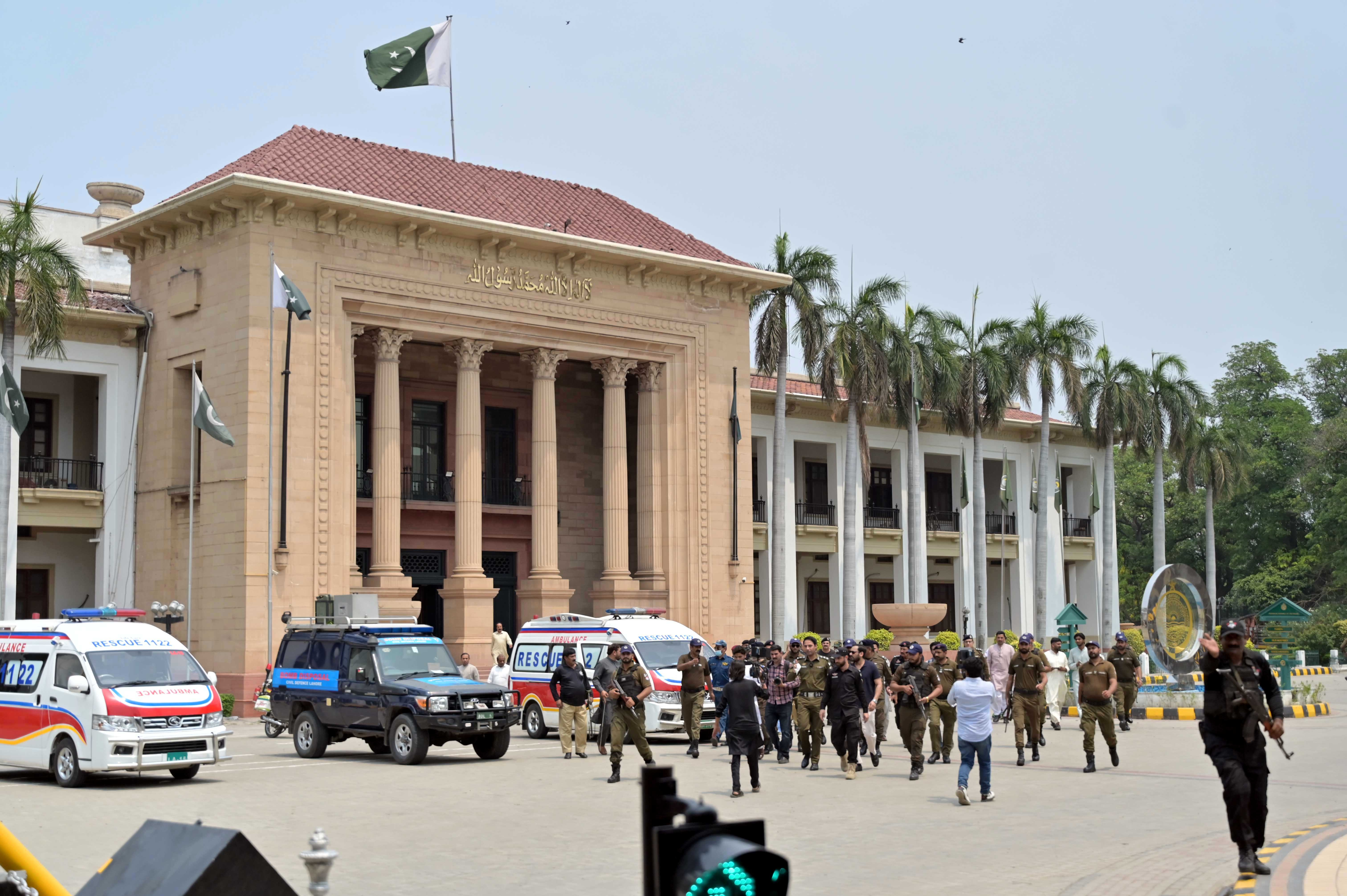 epa12087111 Police commandos take part in a security drill at the Punjab Assembly in Lahore, Pakistan, 09 May 2025, amid rising tensions between Pakistan and India. According to Pakistan's Director General of Inter-Services Public Relations, at least 31 Pakistani civilians were killed and 57 others injured in Indian aerial attacks. EPA/RAHAT DAR