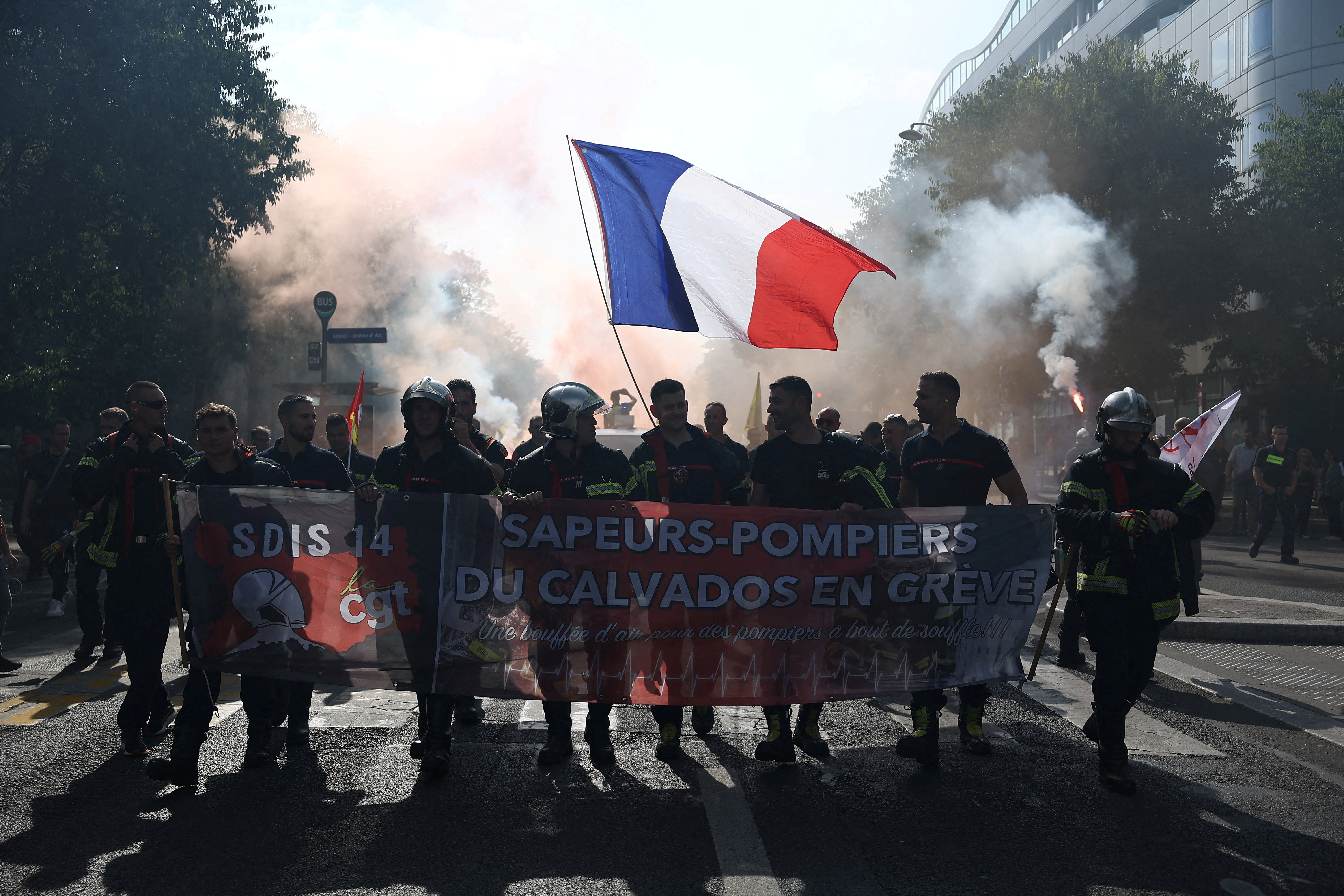 French students,public workers protest Macron’s planned budget cuts