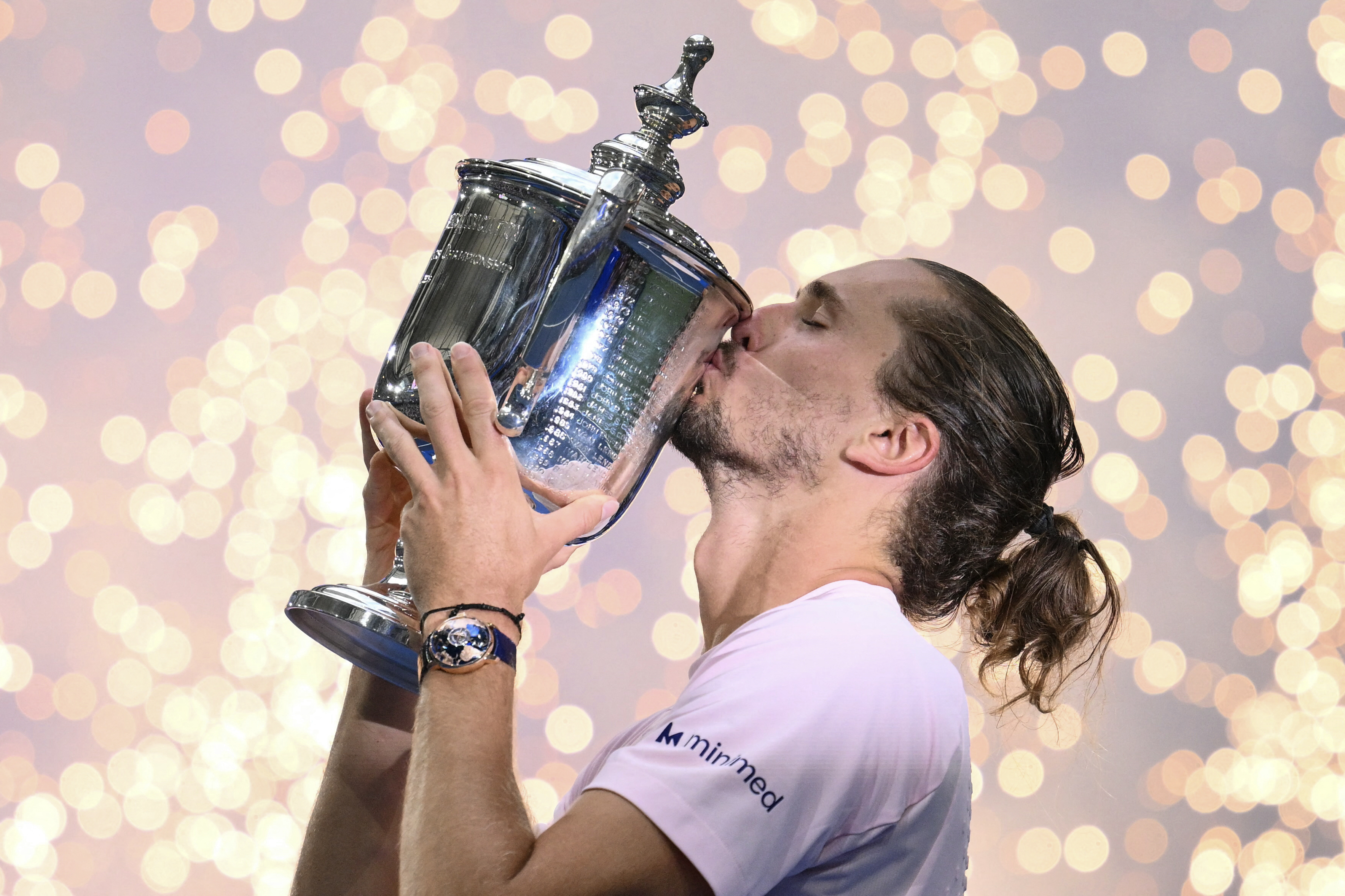 Alexander Zverev kisses the US Open trophy