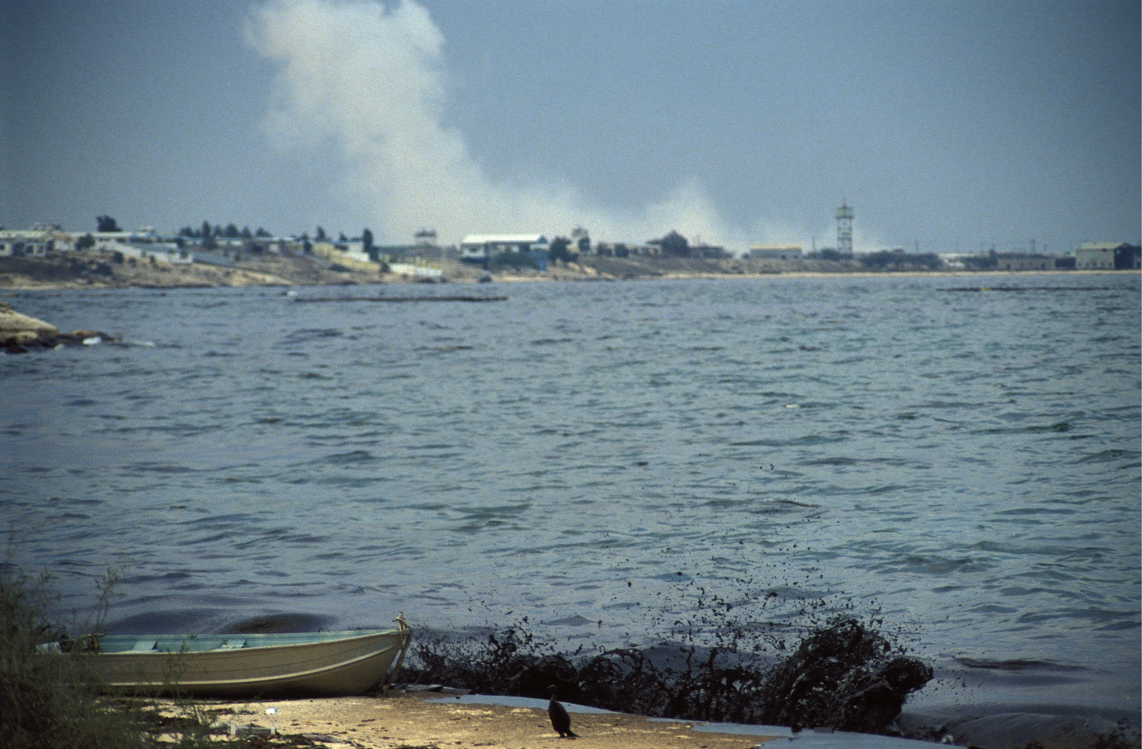 SAUDI ARABIA - JANUARY 26: Allied forces bombings and oil slick near Al Khiran at the Kuwaiti border In Saudi Arabia On January 26, 1991. (Photo by Georges MERILLON/Gamma-Rapho via Getty Images)