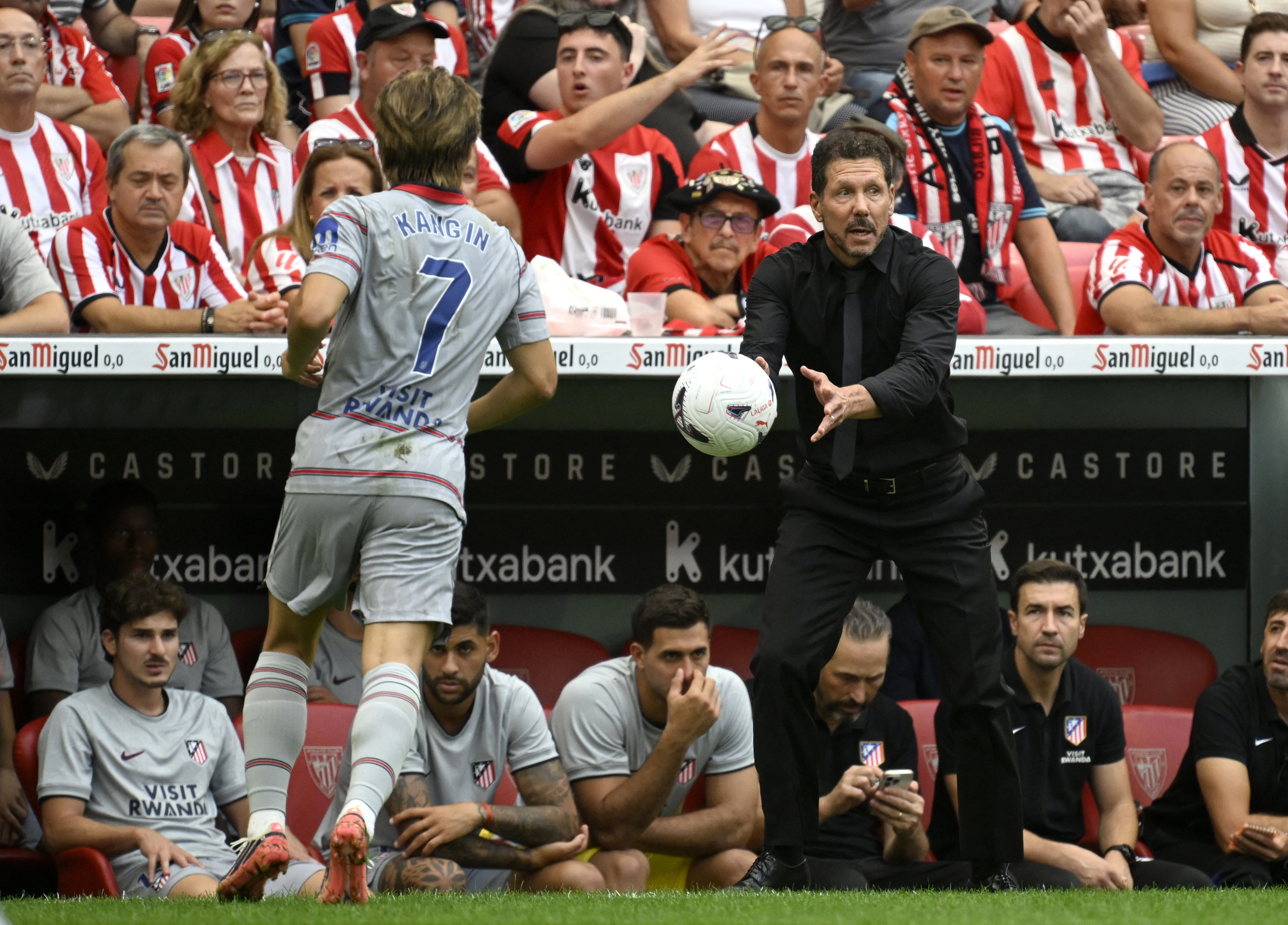 Atletico Madrid's Argentine coach Diego Simeone throws the ball to Atletico Madrid's South Korean midfielder #07 Kang-In Lee during the Spanish league football match between Athletic Club Bilbao and Club Atletico de Madrid at San Mames Stadium in Bilbao on September 5, 2026. (Photo by ANDER GILLENEA / AFP)
