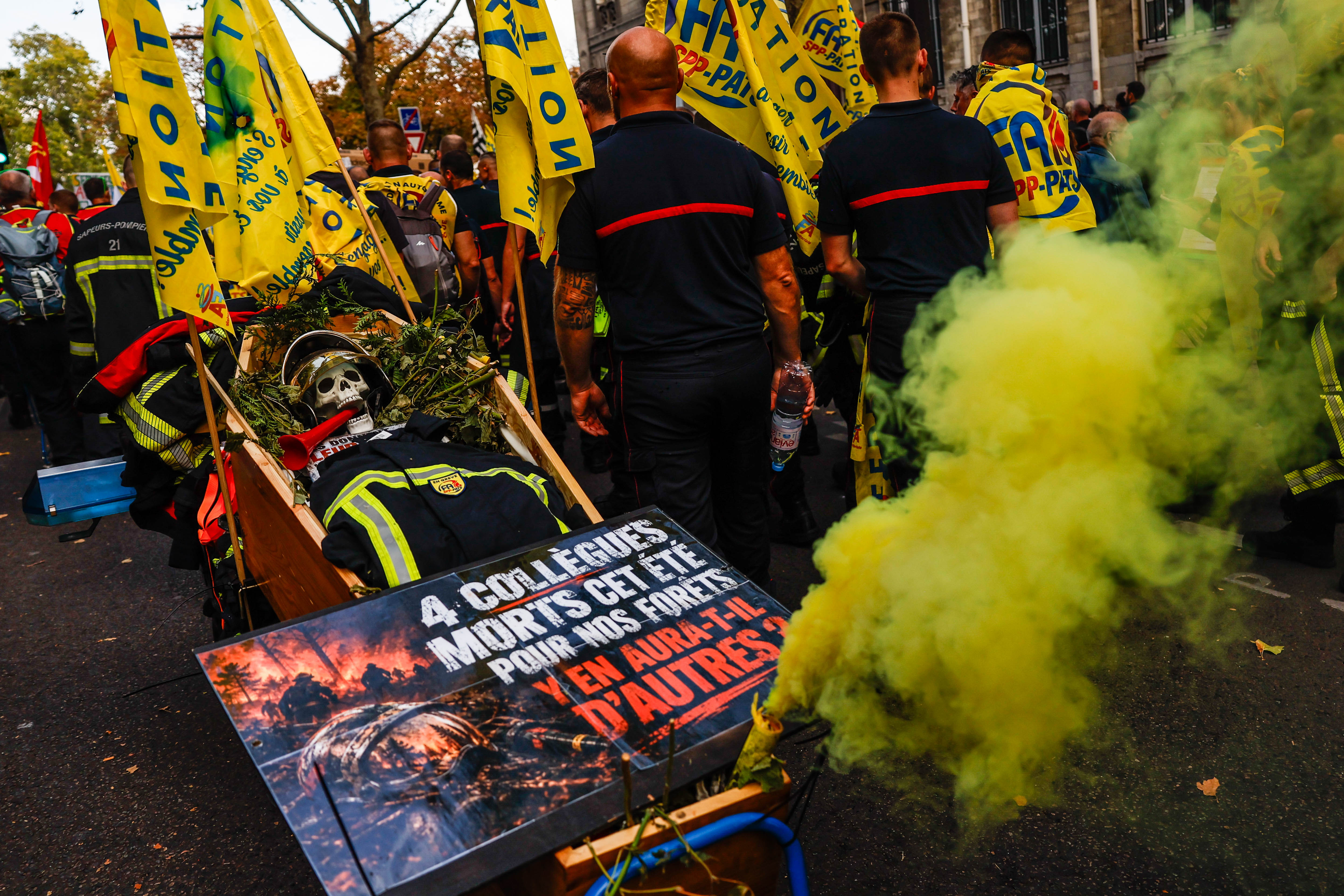 epa13271172 Firefighters participate in a nationwide strike in Paris, France, 29 September 2026. Healthcare workers, students, firefighters, and other public sector workers take part in a protest as eight major unions call for higher pay and oppose a proposed freeze in public sector salaries ahead of debates on France’s 2027 budget. EPA/MOHAMMED BADRA