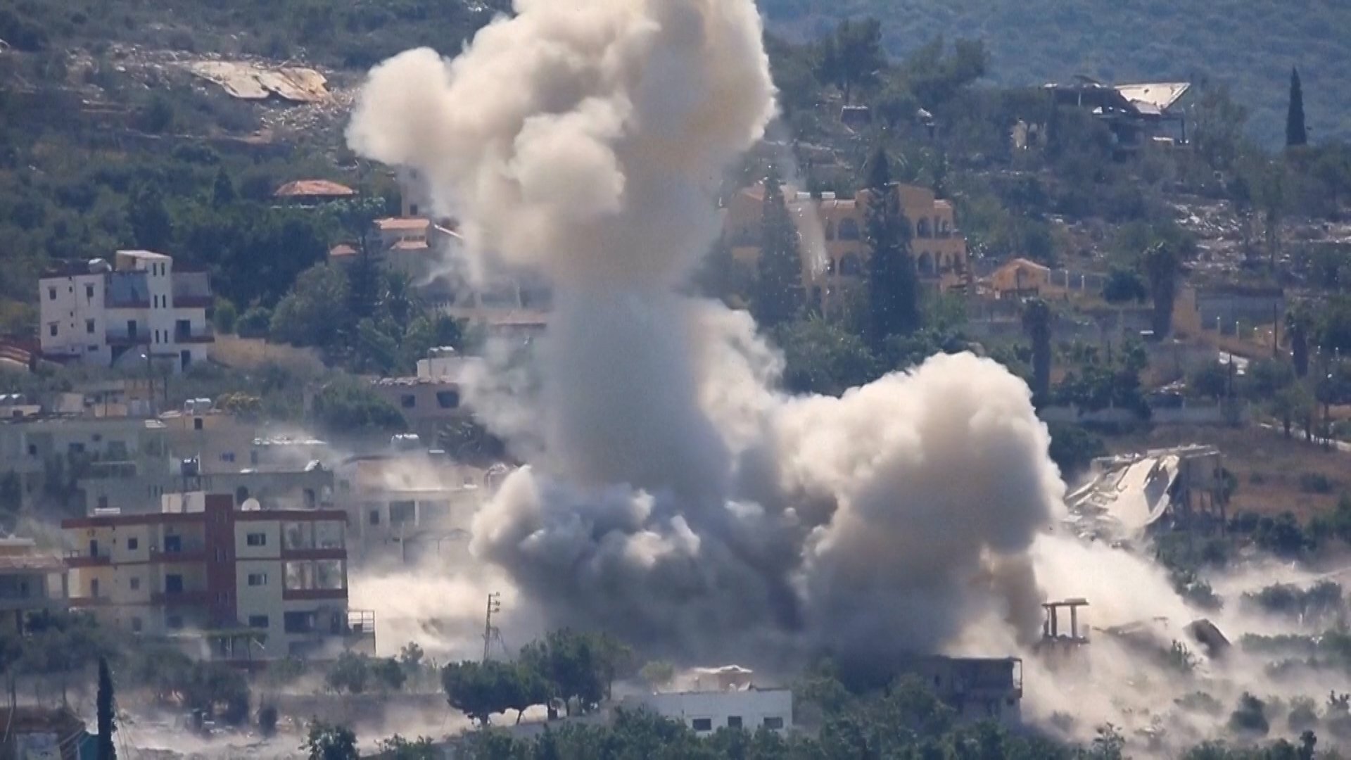Several explosions rocked the southern Lebanese town of Mansouri after Israeli military drones dropped explosives in the area, 4 September 2026. [Screenshot / REUTERS]