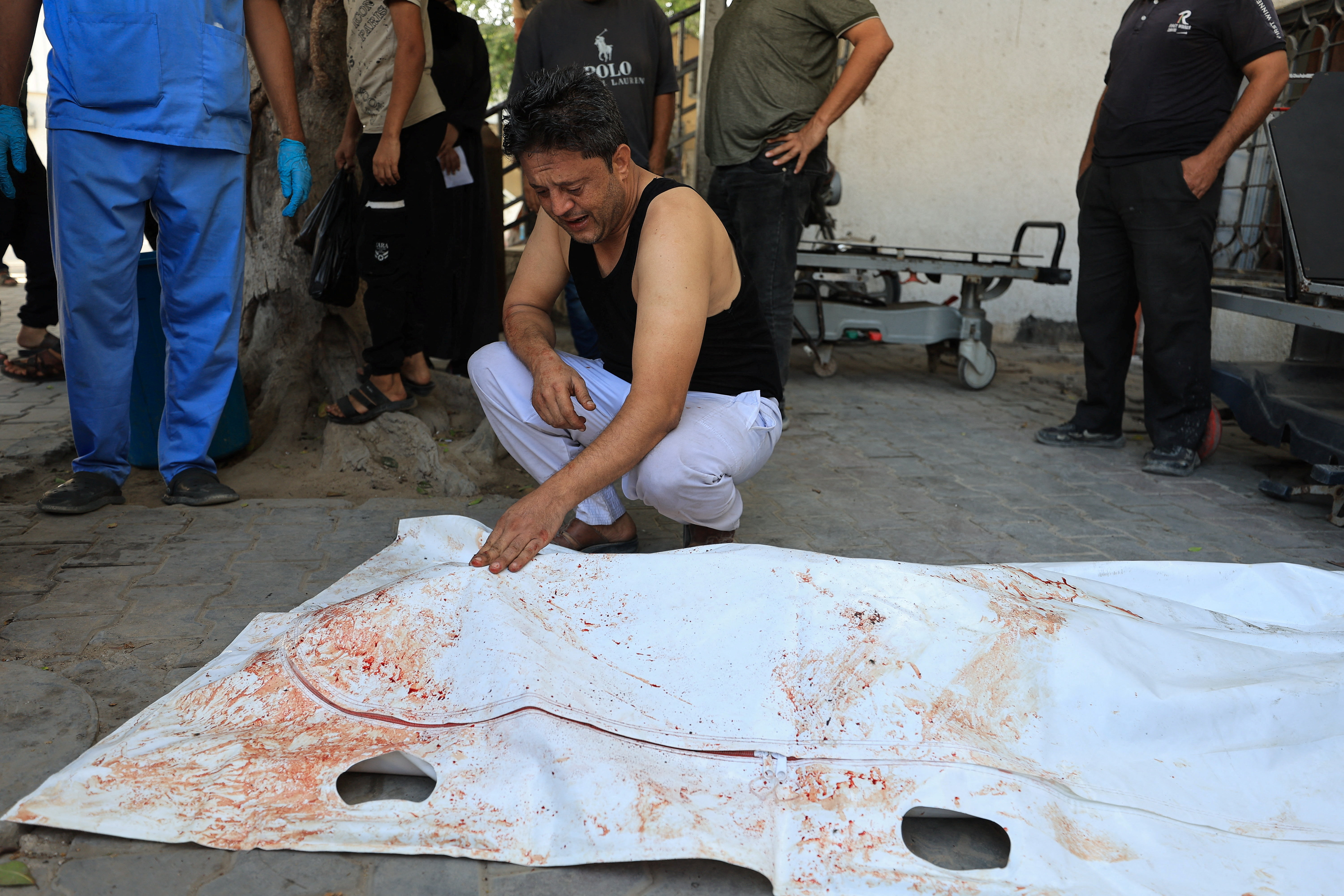 SENSITIVE MATERIAL. THIS IMAGE MAY OFFEND OR DISTURB A mourner reacts by the body of one of the two Palestinians who were killed in an Israeli strike, according to medics, at Al Shifa Hospital in Gaza City, September 15, 2026. REUTERS/Dawoud Abu Alkas