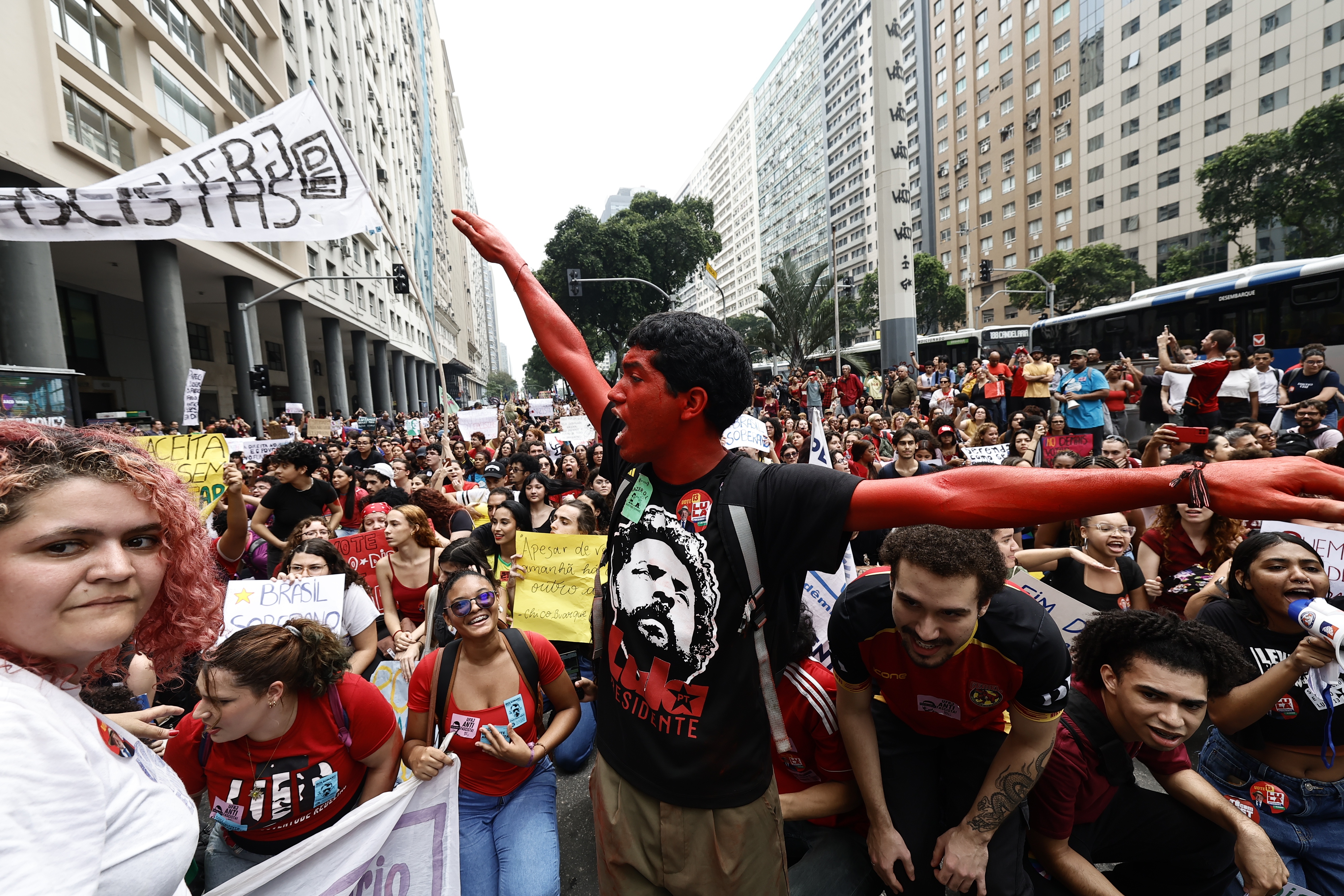 Students take part in a demonstration in downtown Rio de Janeiro, Brazil, 07 October 2026. The protest was organized by student groups in defense of public education and democracy, and against the rise of the far right in Brazil. [ANDRE COELHO/EPA]