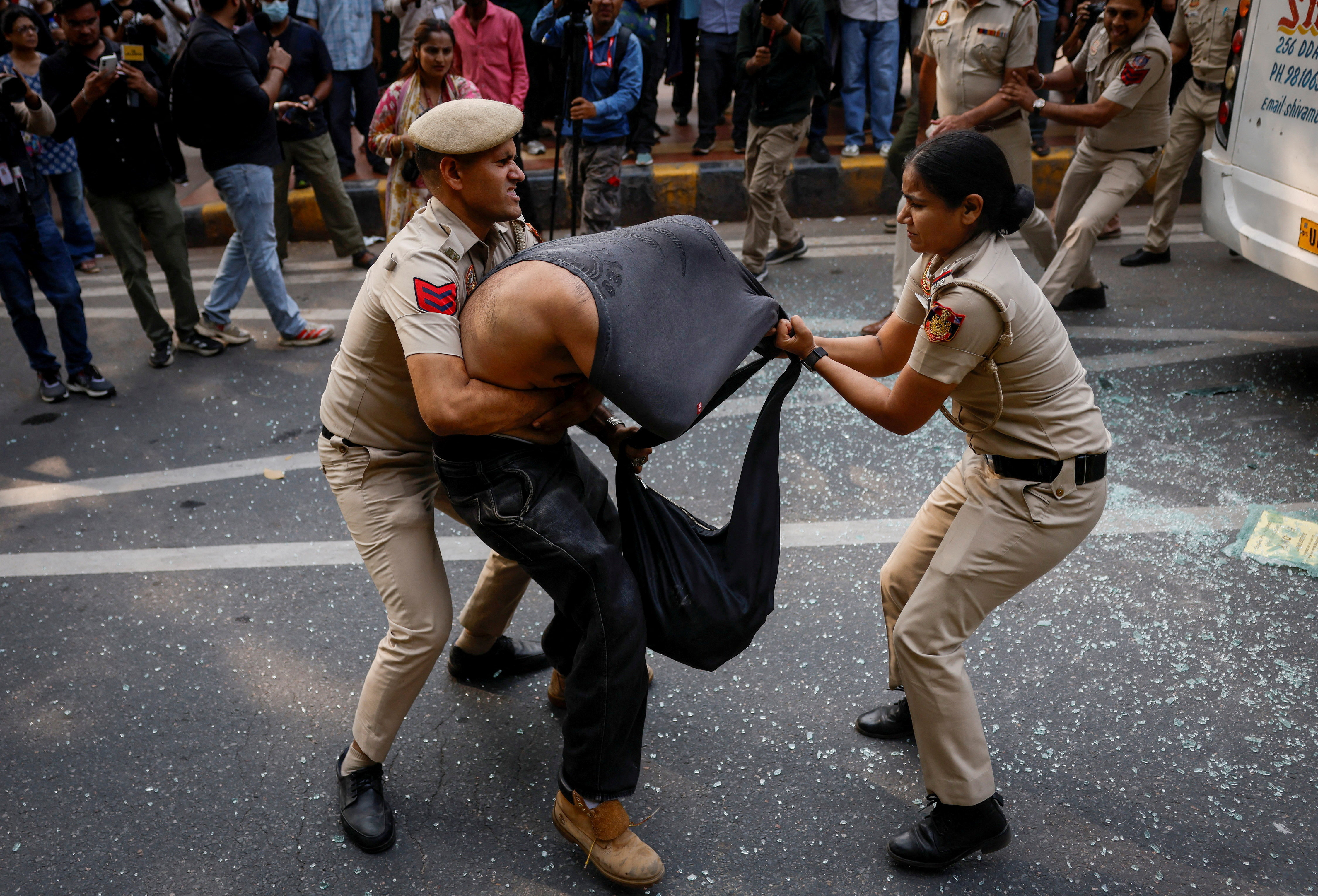 Thousands detained as New Delhi cracks down on youth protest