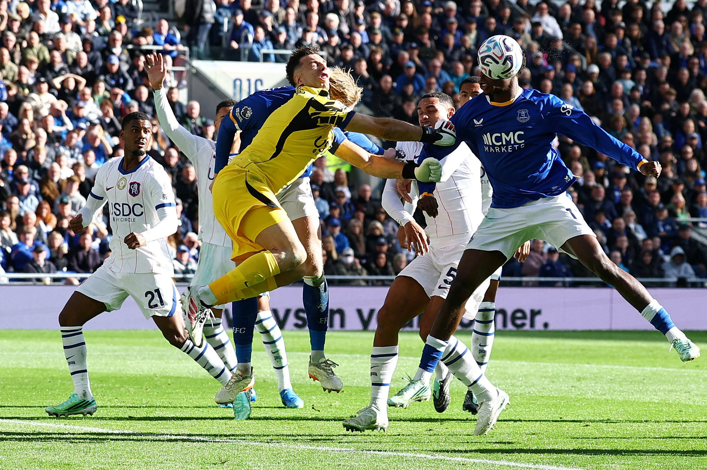 Soccer Football - Premier League - Everton v Chelsea - Hill Dickinson Stadium, Liverpool, Britain - October 17, 2026 Chelsea's Emiliano Martinez collides with Everton's Jarrad Branthwaite REUTERS/Phil Noble EDITORIAL USE ONLY. NO USE WITH UNAUTHORIZED AUDIO, VIDEO, DATA, FIXTURE LISTS, CLUB/LEAGUE LOGOS OR 'LIVE' SERVICES. ONLINE IN-MATCH USE LIMITED TO 120 IMAGES, NO VIDEO EMULATION. NO USE IN BETTING, GAMES OR SINGLE CLUB/LEAGUE/PLAYER PUBLICATIONS. PLEASE CONTACT YOUR ACCOUNT REPRESENTATIVE FOR FURTHER DETAILS.. TPX IMAGES OF THE DAY