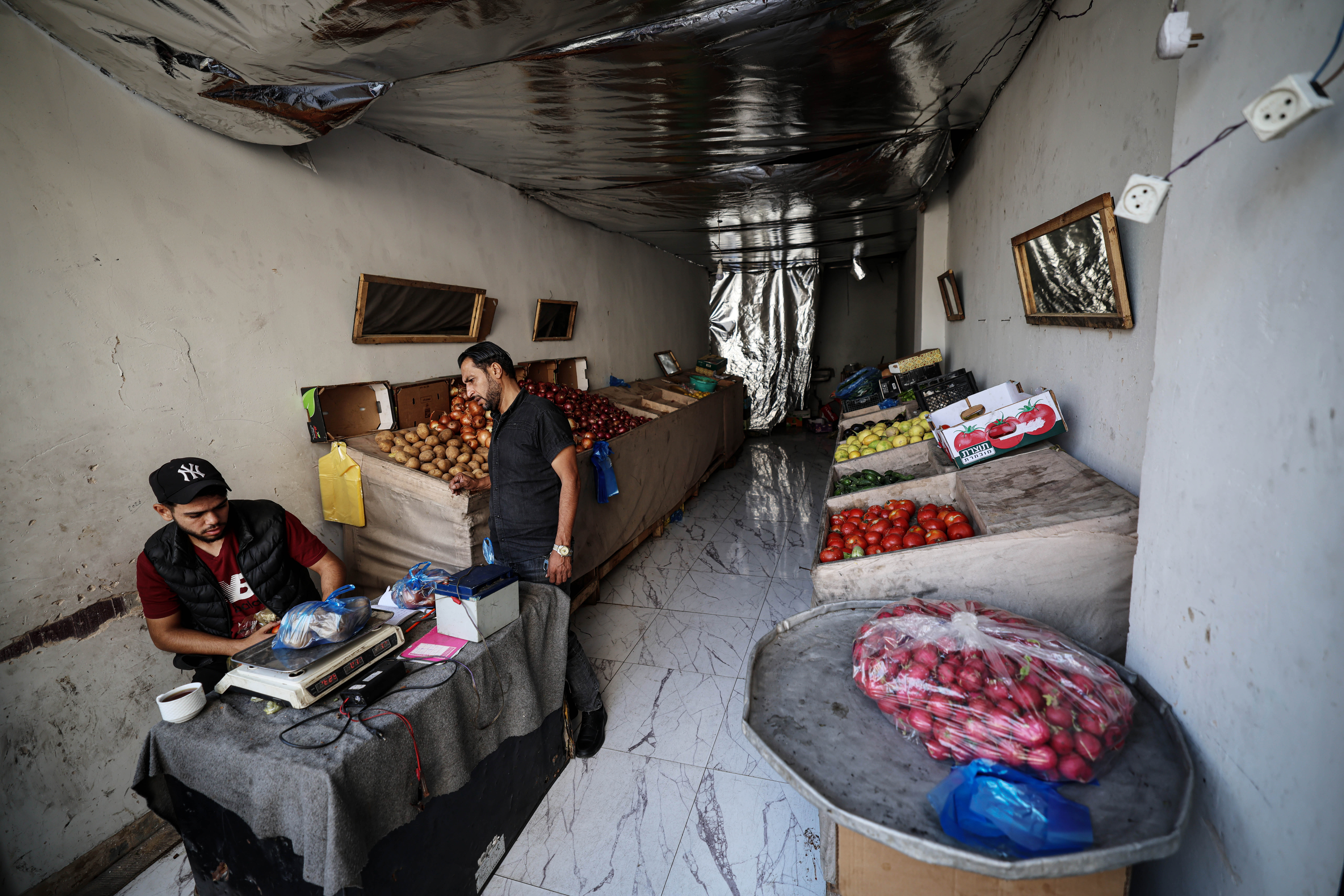 A vegetable market in Gaza, where prices of basic food items have risen amid restrictions on the entry of goods.