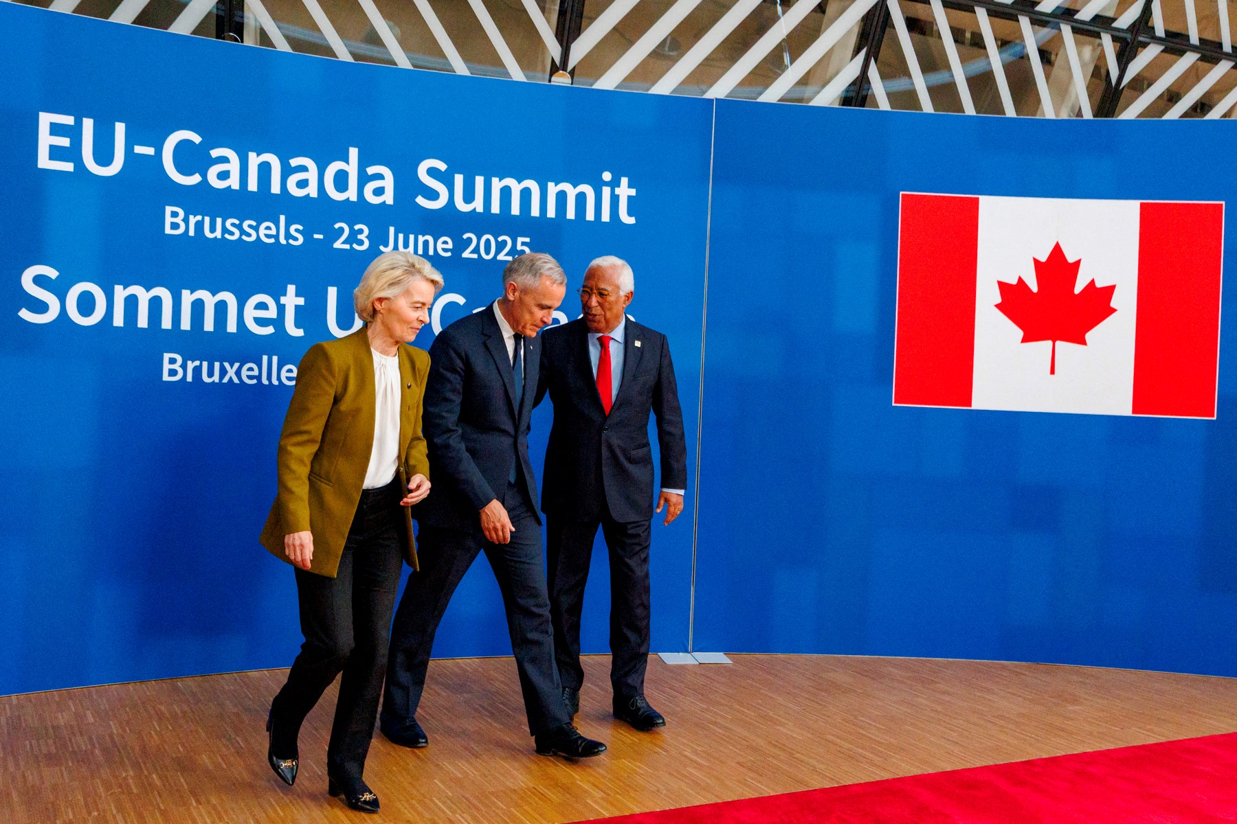 European Commission President Ursula von der Leyen (L), Canada's Prime Minister Mark Carney and European Council President Antonio Costa pose during the 20th EU-Canada summit in Brussels, on June 23, 2025. [Olivier Matthys/POOL/ AFP]