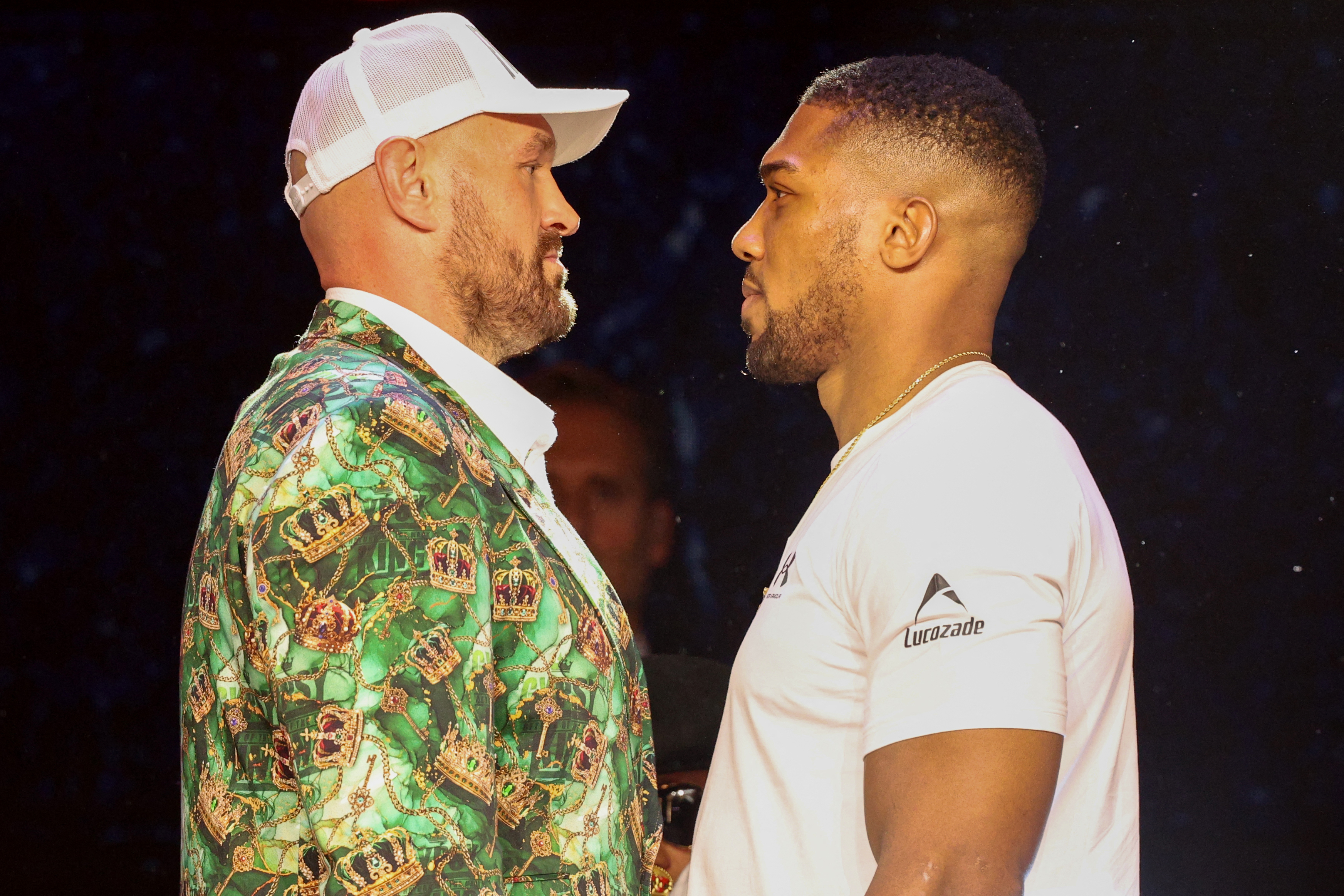 British heavyweight boxers Tyson Fury (L) and Anthony Joshua face off following a press conference in London on September 30, 2026, ahead of their highly anticipated heavyweight boxing fight in Wales in December. (Photo by Adrian DENNIS / AFP)