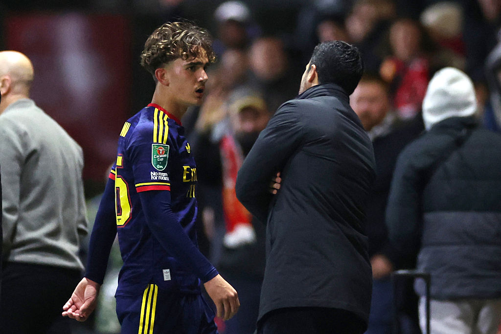 Mikel Arteta, Manager of Arsenal, talks to Max Dowman of Arsenal as he walks off the pitch after being sent off during the Carabao Cup Fourth Round match at Fleetwood Town