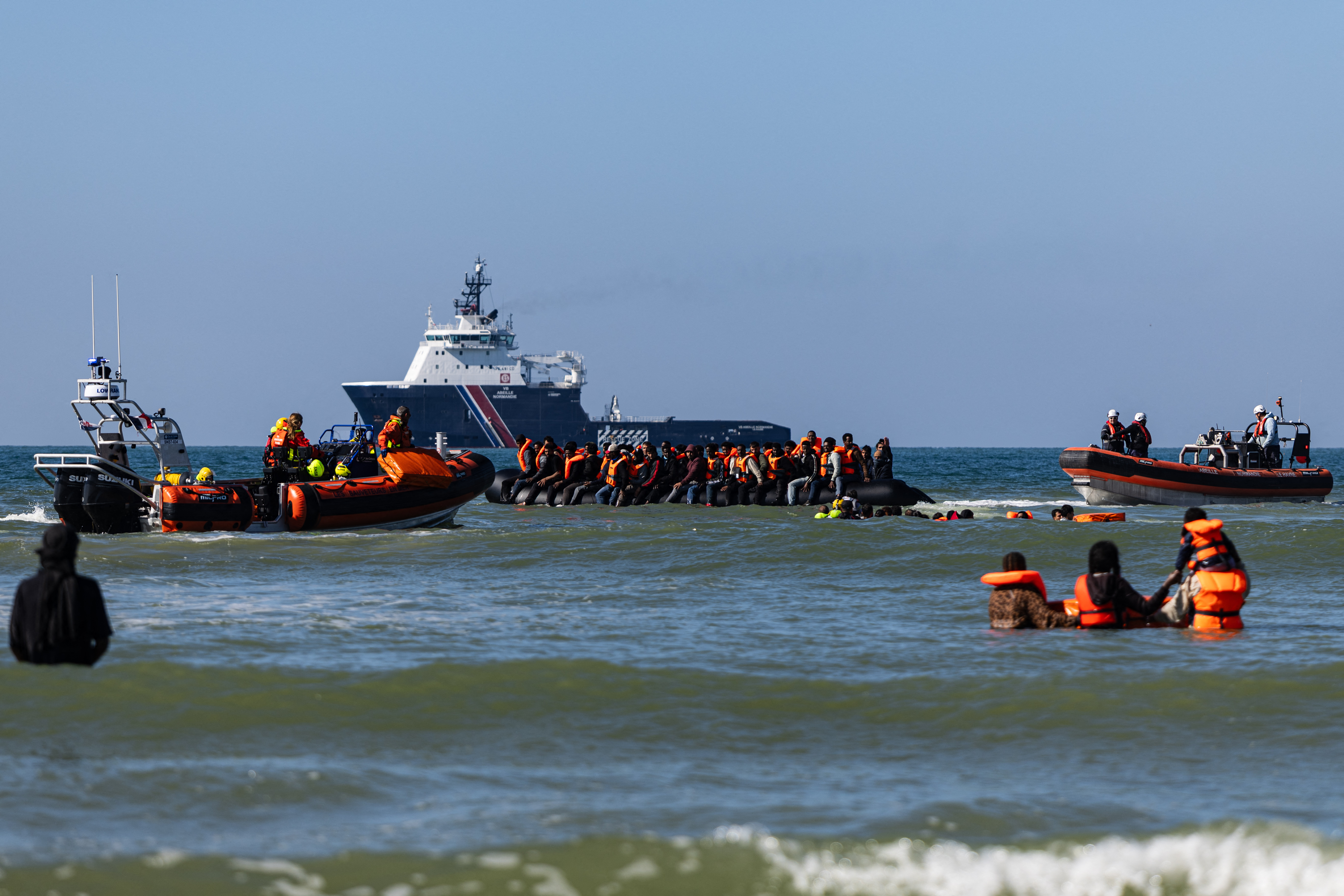 Migrants try to board a smuggler's boat off the beach of Equihen-Plage, northern France, on September 23, 2026.