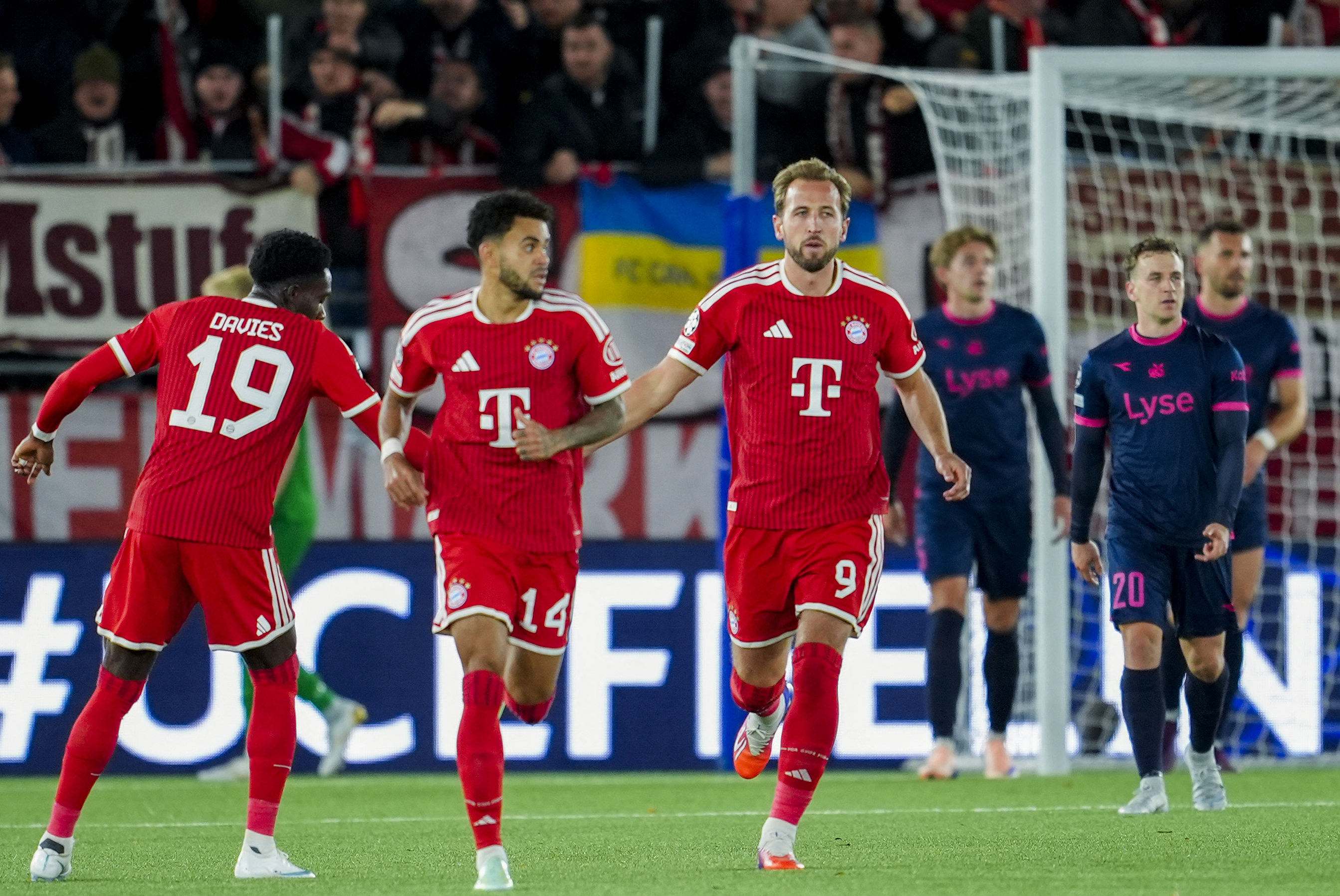 Bayern Munich's English forward #09 Harry Kane (R) celebrates the 2-2 goal with team mates during the UEFA Champions League football match between Viking FK and FC Bayern Munich in Stavanger, Norway on October 13, 2026. (Photo by Lise Åserud / NTB / AFP) / NORWAY OUT
