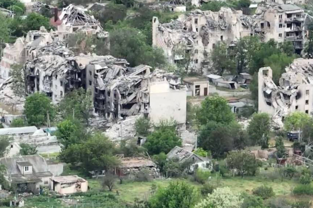 Destroyed apartment buildings in Oleshky