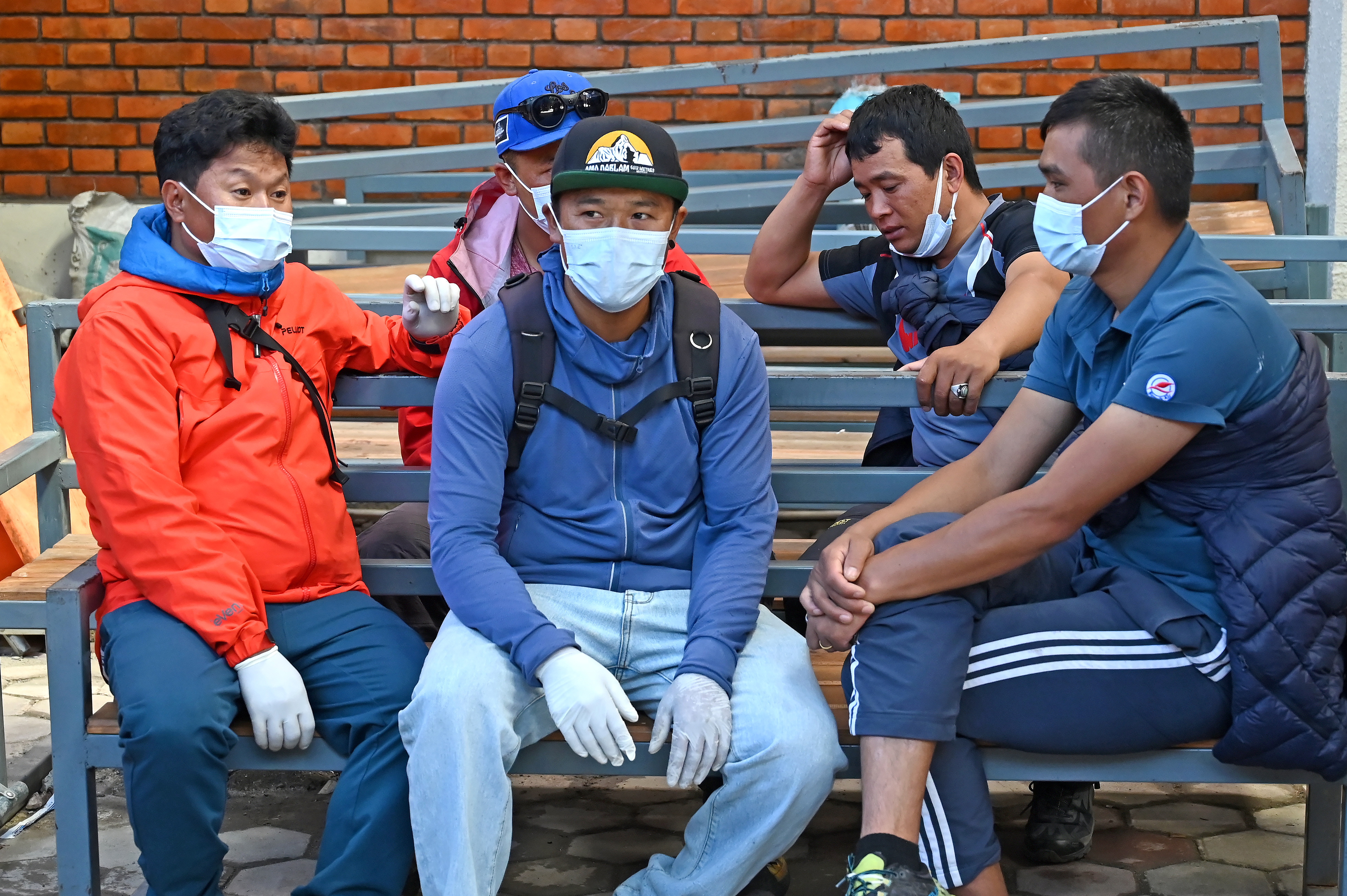 epa13268050 Family members and friends react as the bodies of two victims of an avalanche arrive at Tribhuvan University Teaching Hospital in Kathmandu, Nepal, 28 September 2026. At least four people were killed as search operations continue for 12 missing workers and guides after an avalanche struck the base camp of Himlung Himal in Nepal's Manang district on 27 September, according to the Nepal National Mountain Guide Association (NNMGA). EPA/ANGAD DHAKAL