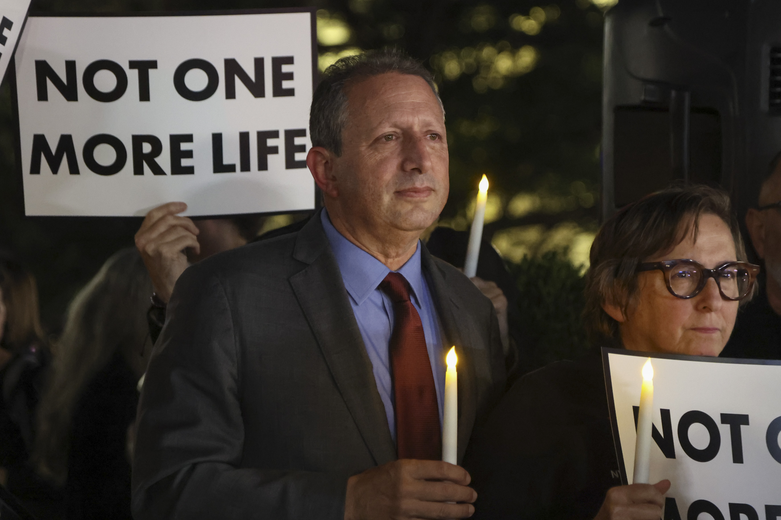 epa13288346 Candidate for United States Representative Brad Lander (C) speaks during a vigil led by Israelis for Peace, anti-occupation activists, to commemorate the third anniversary of the October 07 attacks in New York, New York, USA, 07 October 2026. EPA/SARAH YENESEL