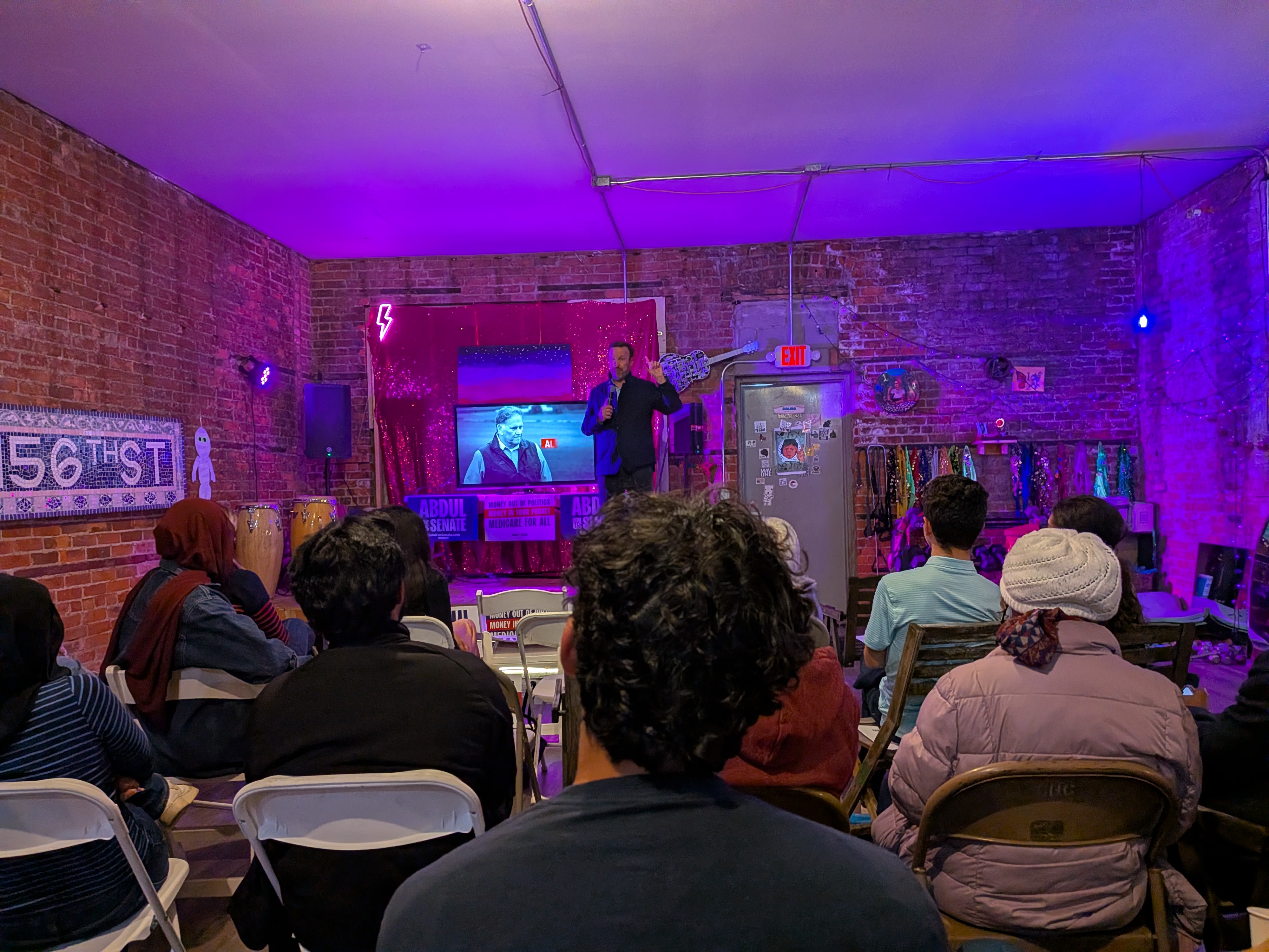 Democratic Senator Chris Murphy addresses Abdul El-Sayed supporters at a debate watch party in Dearborn, Michigan, October 21 [Ali Harb/Al Jazeera]