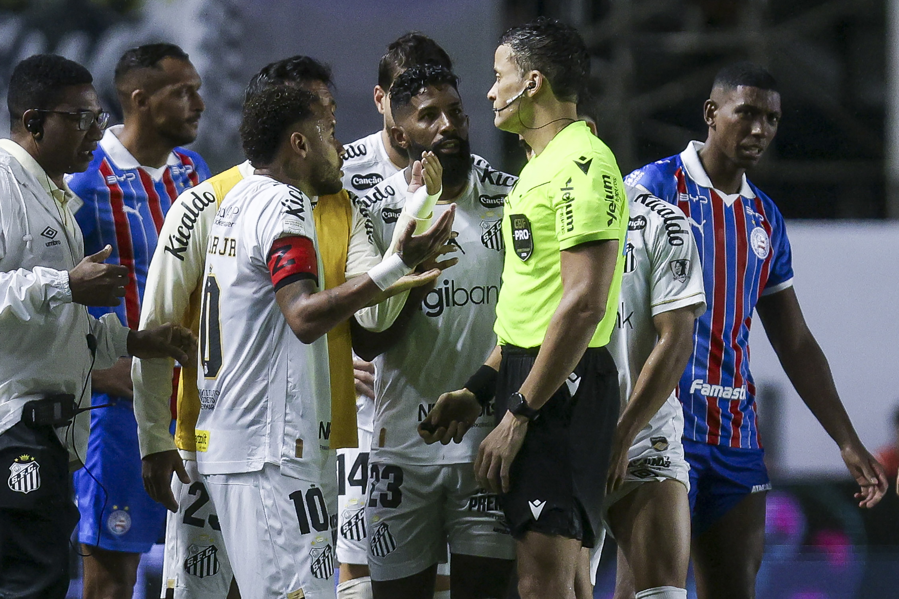 Neymar Junior of Santos argues with referee Savio Pereira Sampaio.