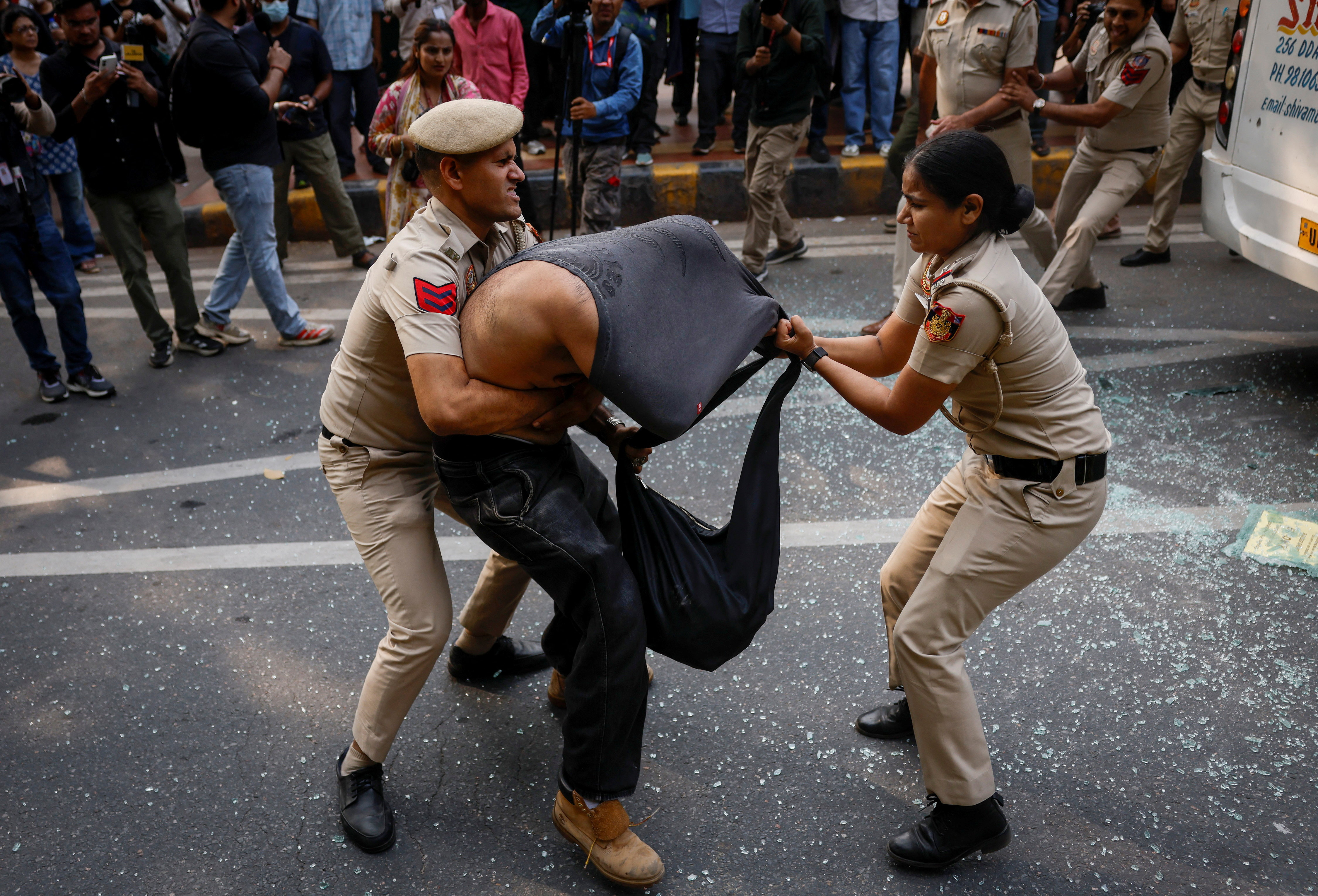 Security personnel detain a protestor during a protest by the Cockroach Janta Party (CJP) seeking the resignation of India's Chief Election Commissioner Gyanesh Kumar, in New Delhi, India, October 10, 2026. REUTERS/Adnan Abidi