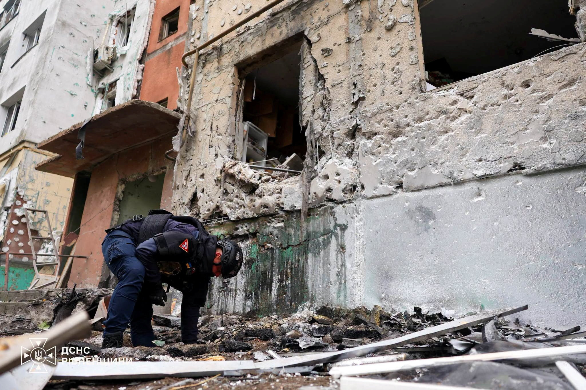 An emergency service deminer works at the site of an apartment building damaged during a Russian drone strike, amid Russia's attack on Ukraine, in Rivne region, Ukraine October 16, 2026. Press service of the State Emergency Service of Ukraine in Rivne region/Handout via REUTERS ATTENTION EDITORS - THIS IMAGE HAS BEEN SUPPLIED BY A THIRD PARTY. DO NOT OBSCURE LOGO.