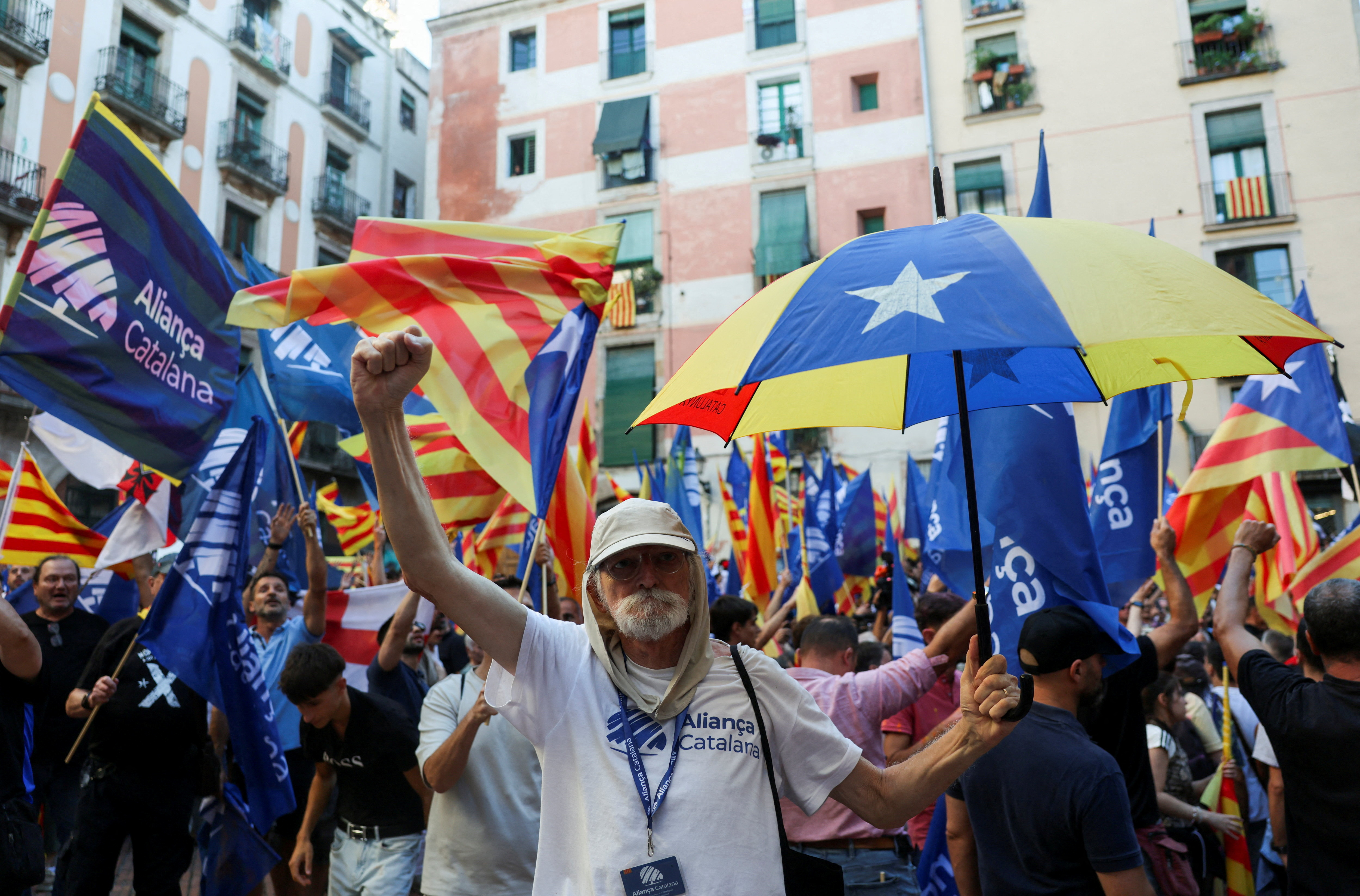 FILE PHOTO: Supporters of the far-right party Alianca Catalana shout slogans at the Catalan separatists protesting their presence at Barcelona's Fossar de les Moreres, a key site of Catalan nationalism and symbolic memorial in remembrance for those who died in 1714, in the El Born neighborhood of Barcelona, Spain, September 10, 2026. REUTERS/Nacho Doce/File Photo